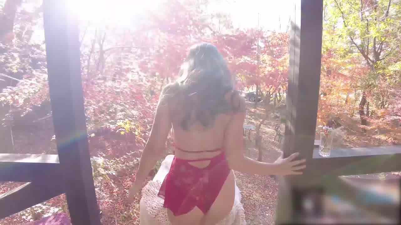  Naomi和服 丛林小木屋枫树下的甜蜜性爱 的剧照8