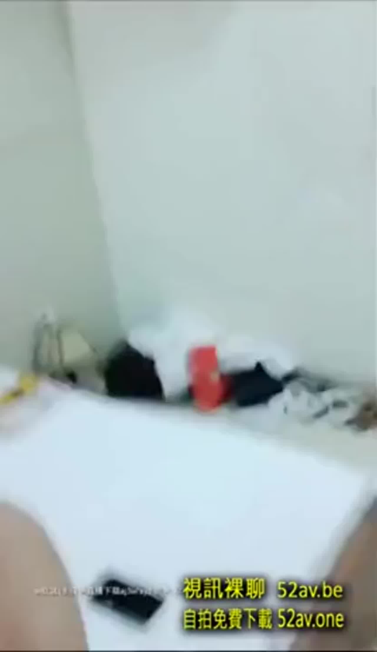  野狼出击 龙哥勾搭个颜值不错的良家妹子回出租屋啪啪直播 的剧照1