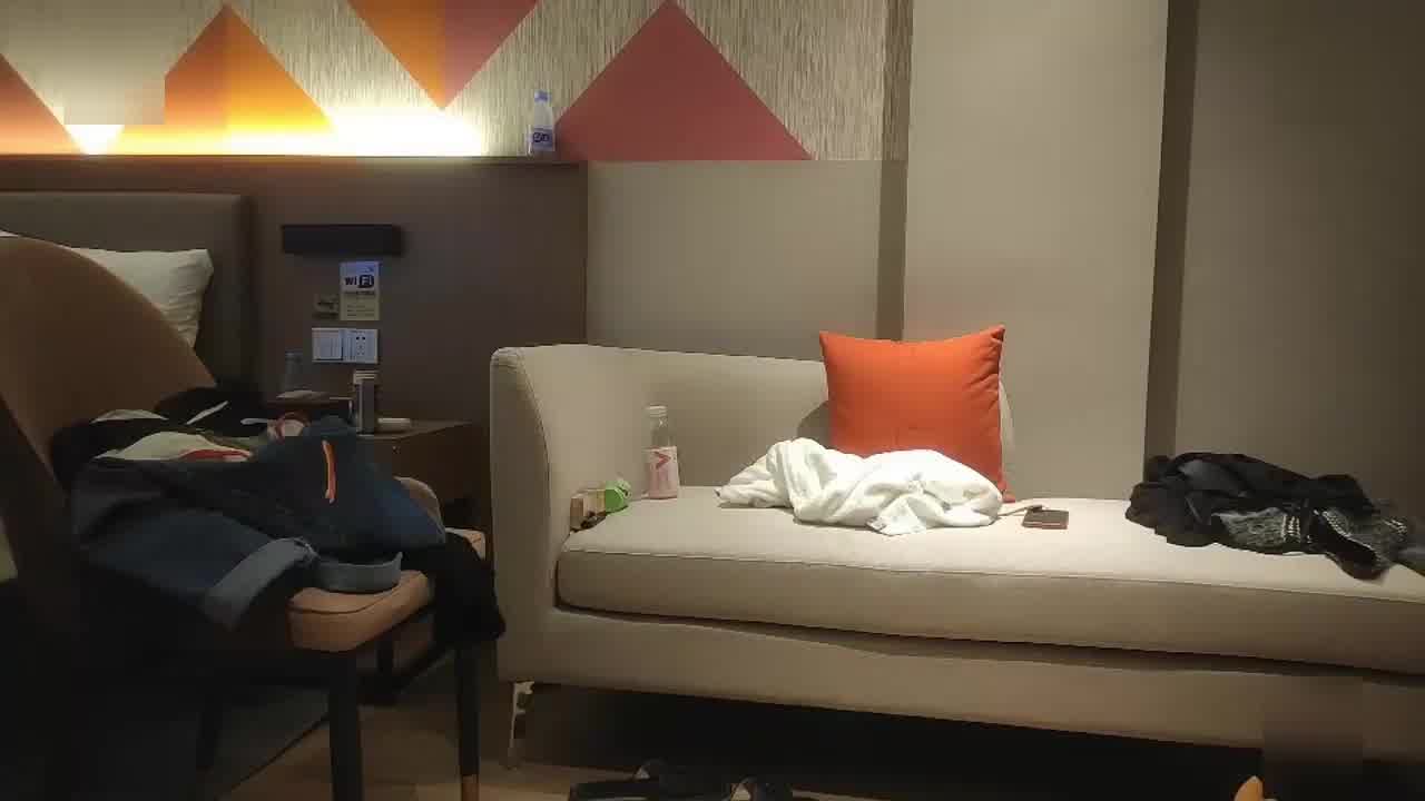  【黑丝轻熟女】 啊好硬好舒服，娇喘呻吟痉挛，淫语浪叫。我不射在里面，拿掉套套强行插入，被你操死了。 的剧照1