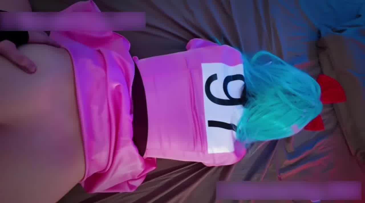  自购推特福利姬-男主太厉害了，第一次操遗精了，拔出来流了好几滴床单上，又接着后入，踩着女主头站起来蹬 的剧照10