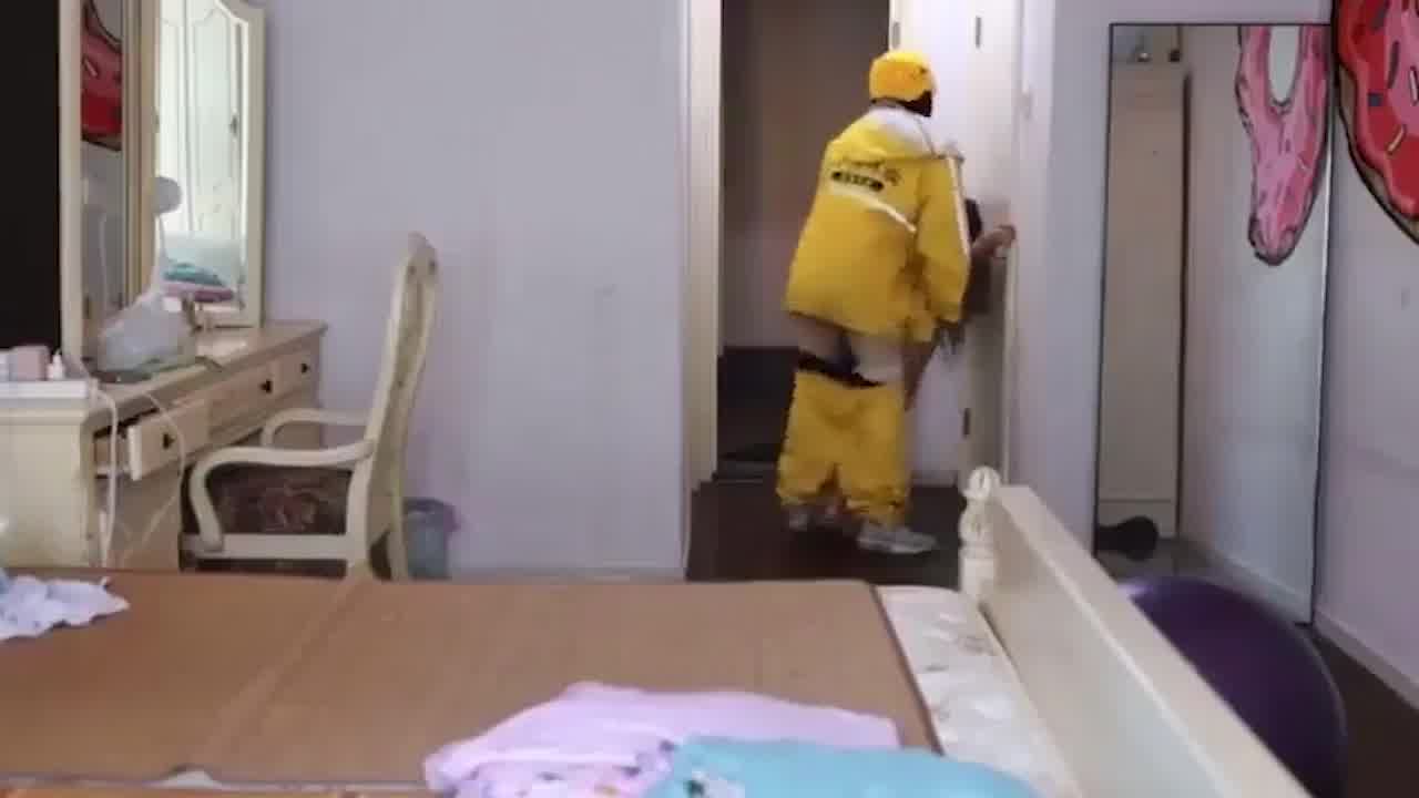  拔吊无情 外卖员精力旺盛强制性爱 的剧照4