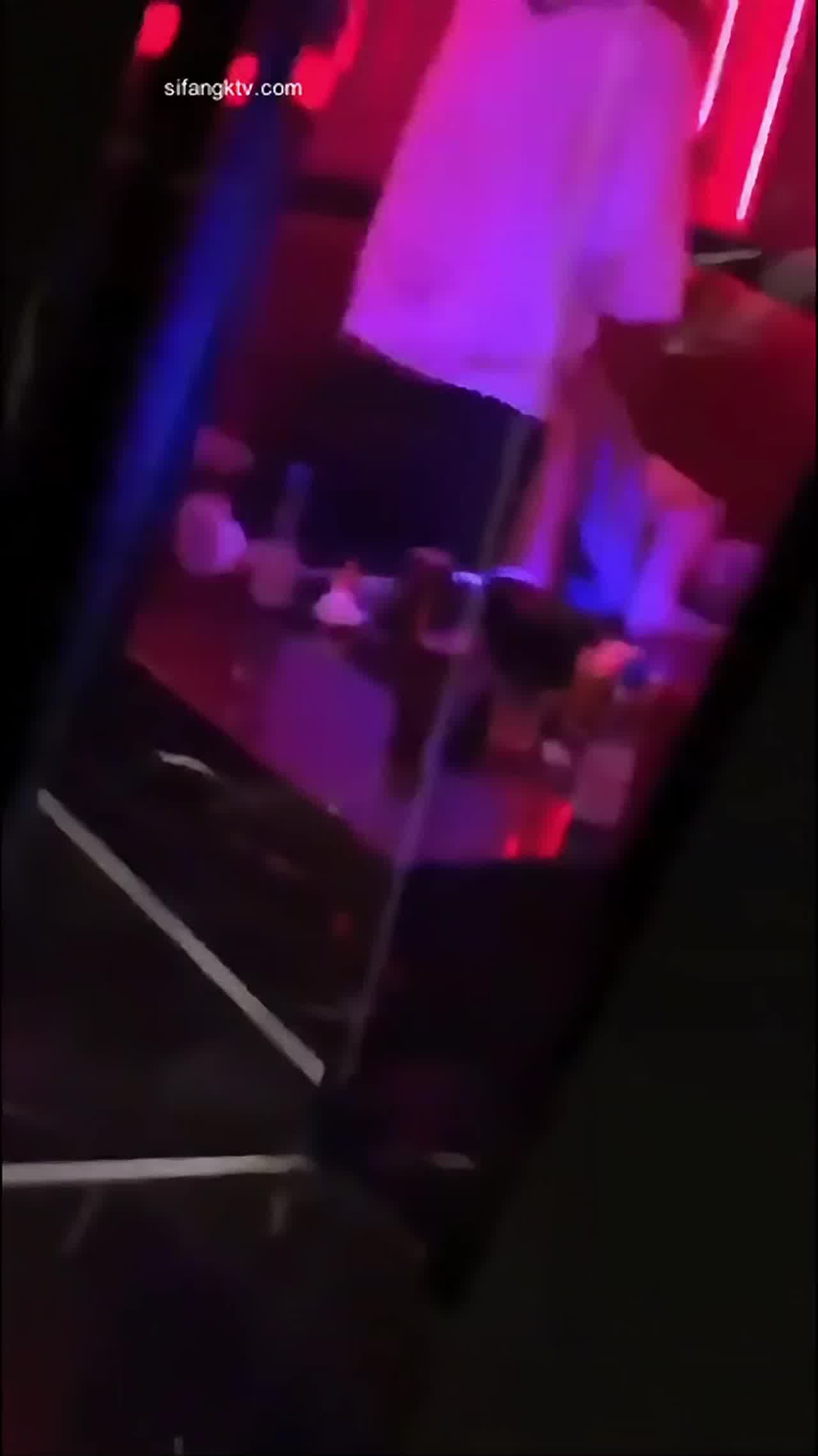  【稀有资源】盘点2023猎奇小视频精选！喷奶！喷水！边喂奶边打麻将，各种惊掉下巴的真实行为！ 的剧照9