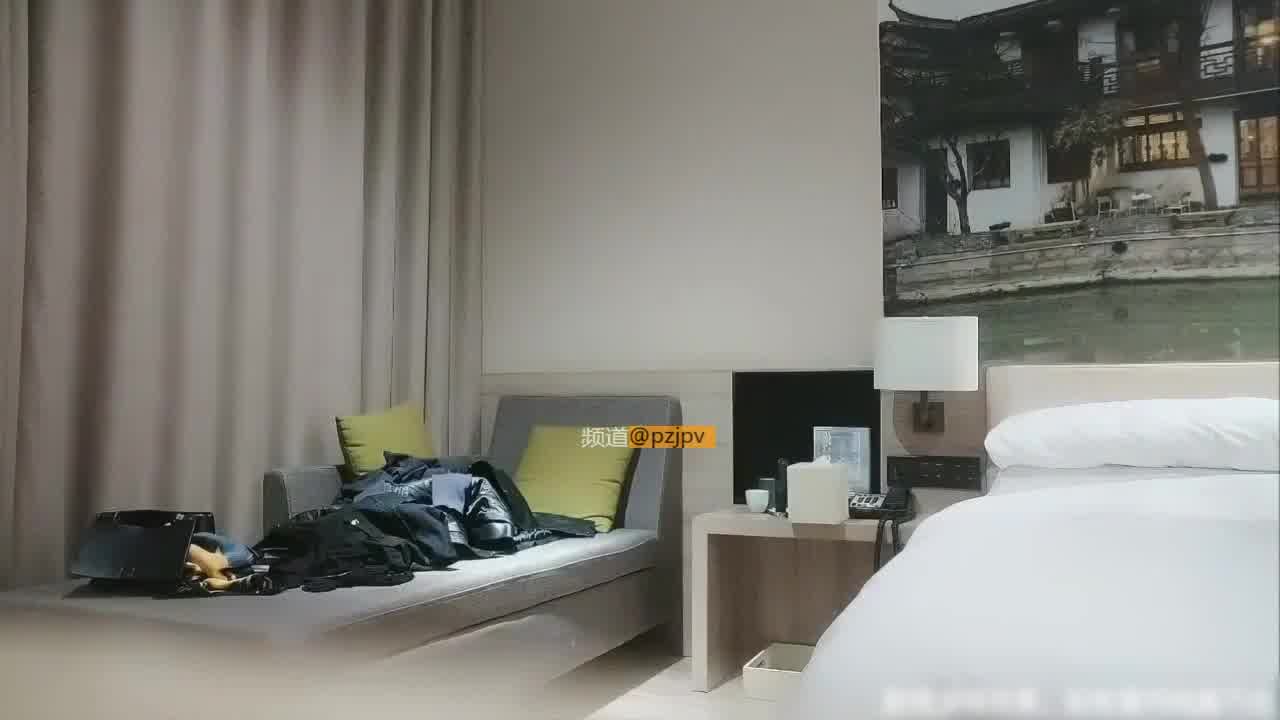  黑丝少妇饥渴约炮，叫声超销魂 的剧照2