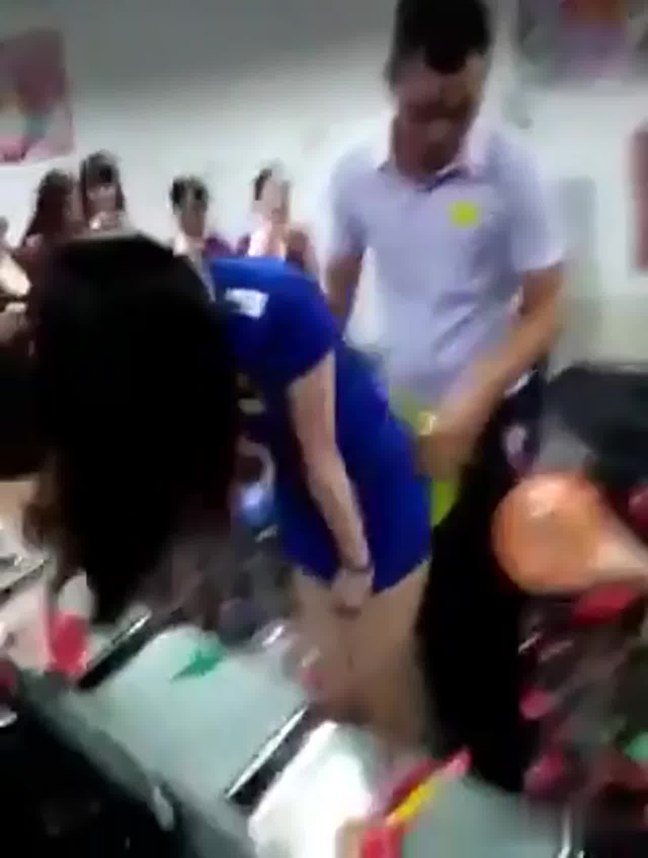  后入爆气球比赛小姐姐怕走光 的剧照6