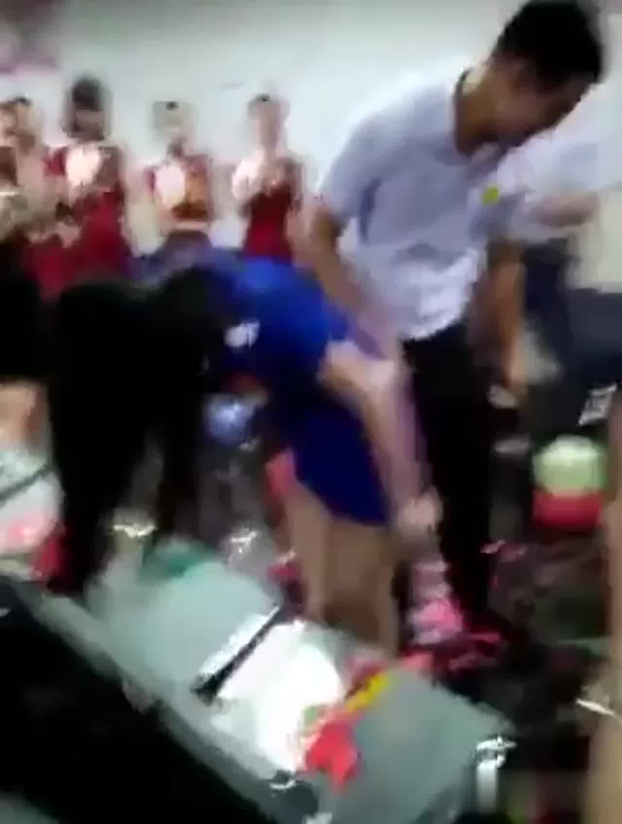  后入爆气球比赛小姐姐怕走光 的剧照8