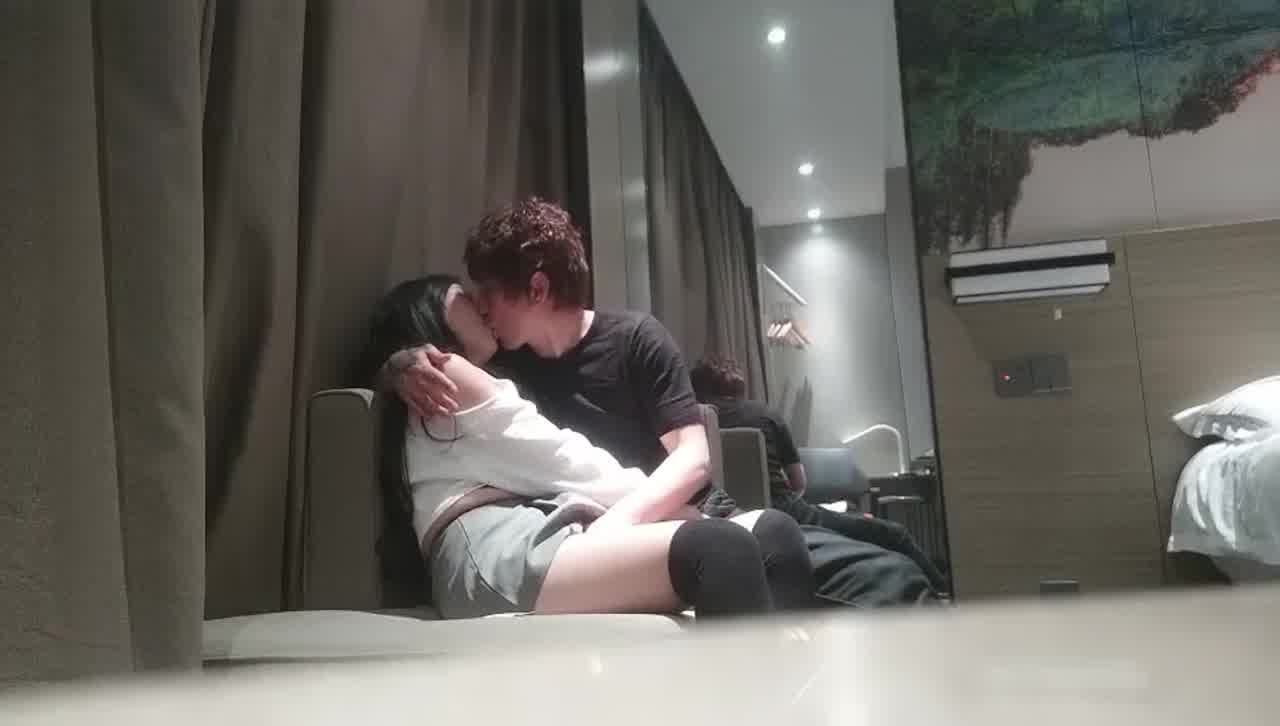  97年身材超棒的外围女，小哥故意把套子撕破，无套内射了，全部搞到子宫里去了，吵起来了，对白精彩。 的剧照1