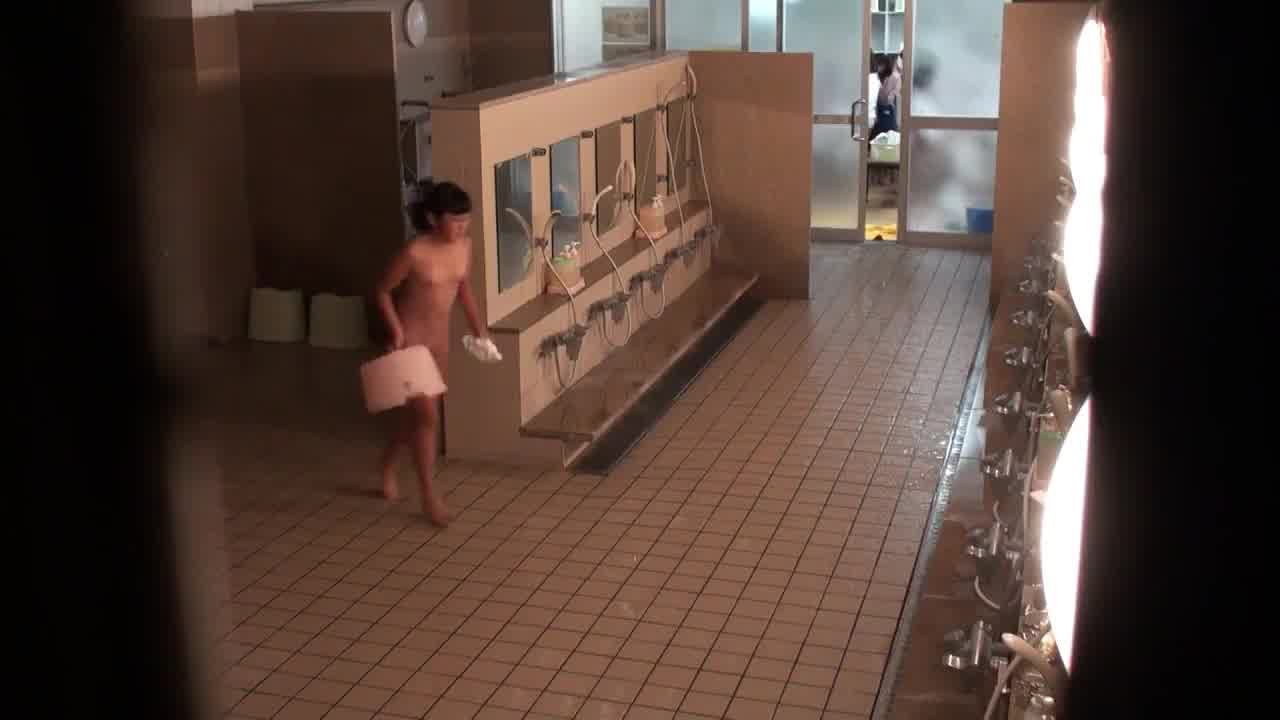 【小日子真是太变态了，学校浴室还装监控？】日本初三学生的淋浴间，浴室里面还装监控，这到底是谁想出来的 的剧照3