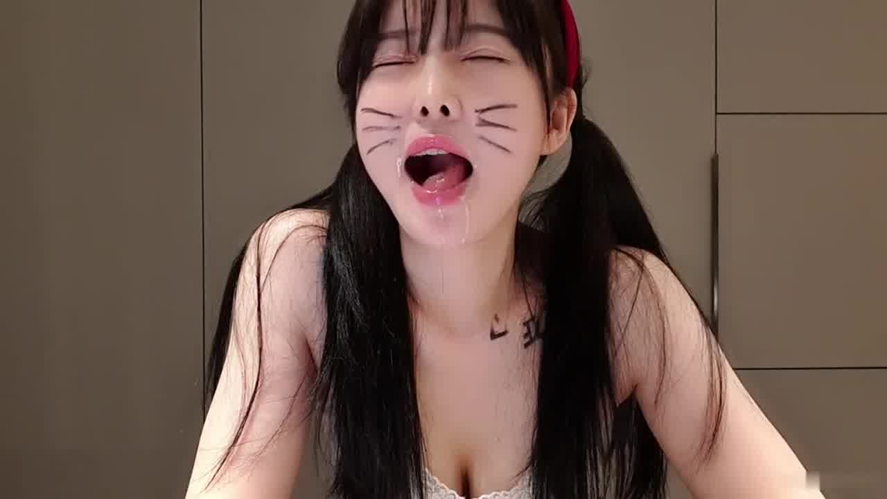  韩国女主播色情的舌头及阿黑颜 的剧照3