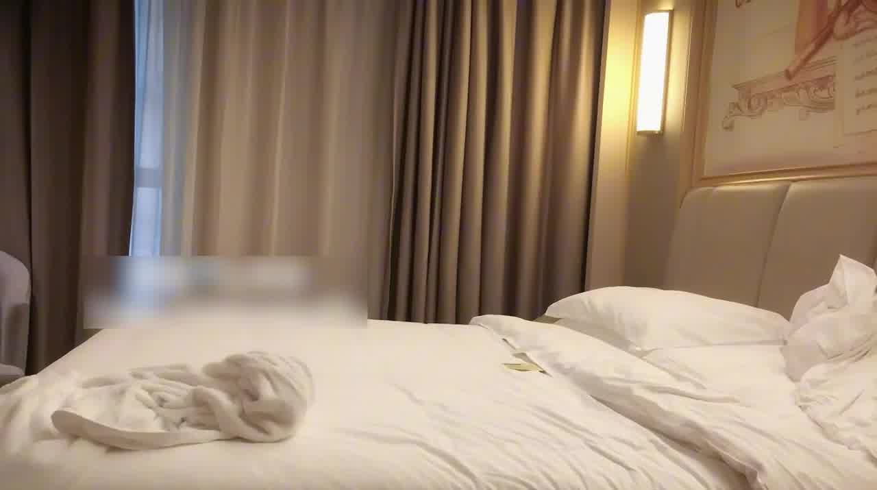  自购推特约炮大神-买了白丝情趣给她穿很配合，被操的时候表情特别销魂，抱着男主头让他舔胸！很清纯的反差 的剧照1