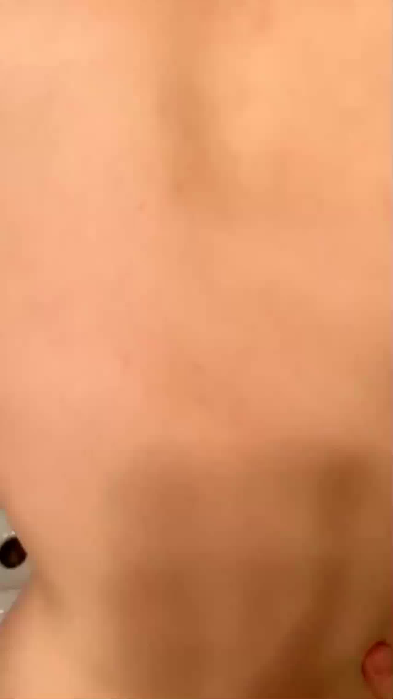  小两口子吃完晚饭，一起洗澡，擦枪走火在厕所就干了起来，后入式，艹得甜美的少妇妻子嗷嗷叫！ 的剧照5