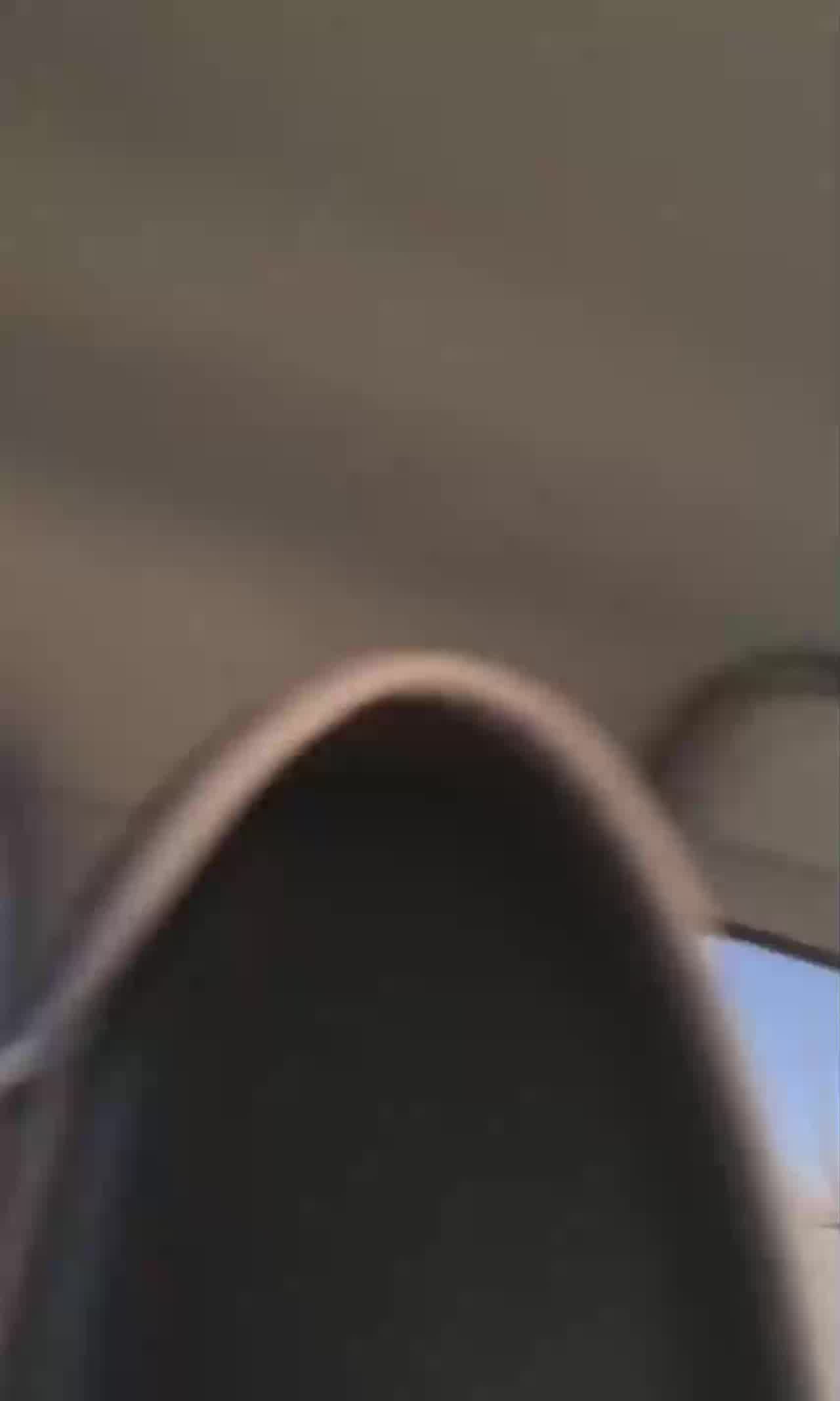  跟老婆户外车震打炮，爽到骚话一堆 的剧照1