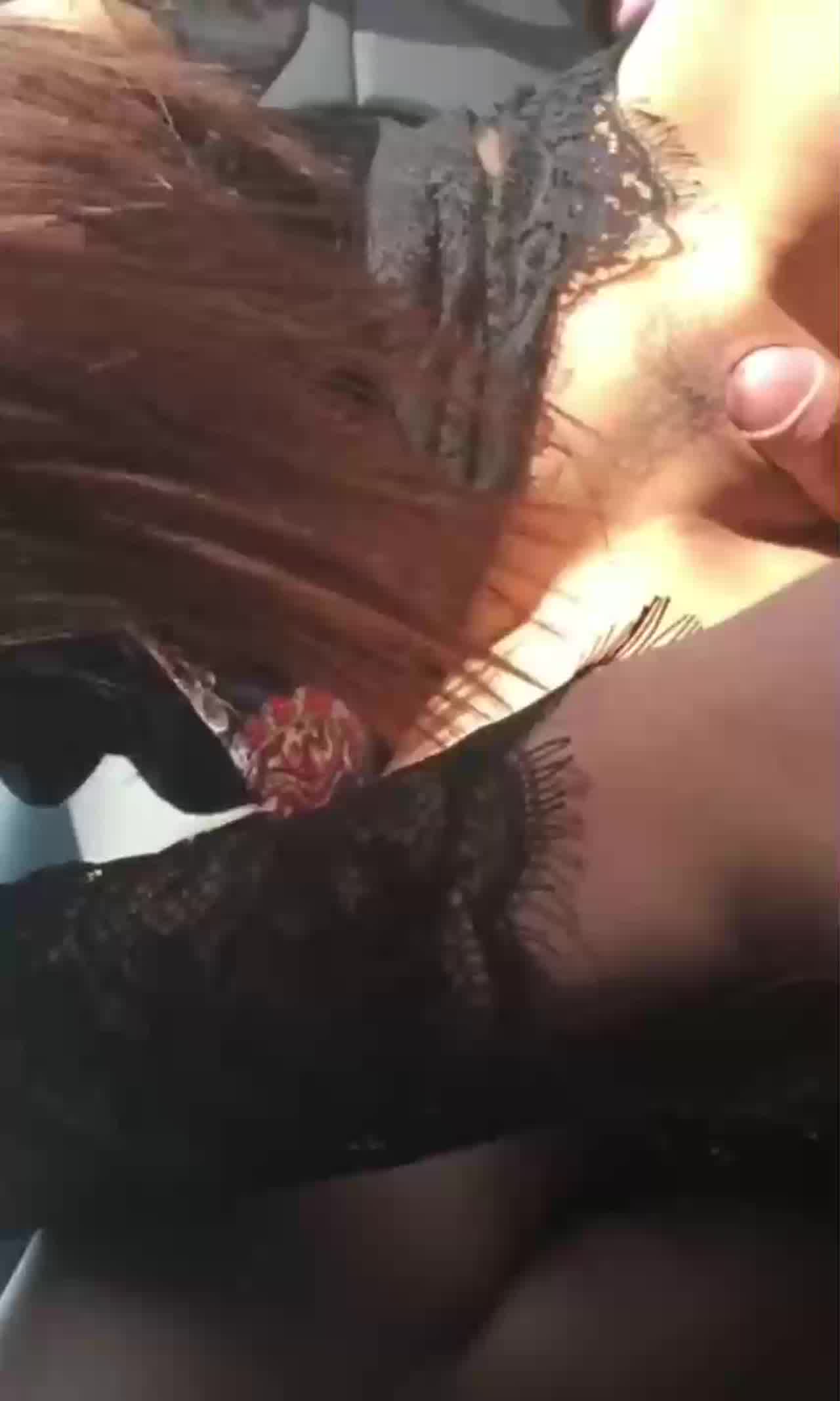  跟老婆户外车震打炮，爽到骚话一堆 的剧照2