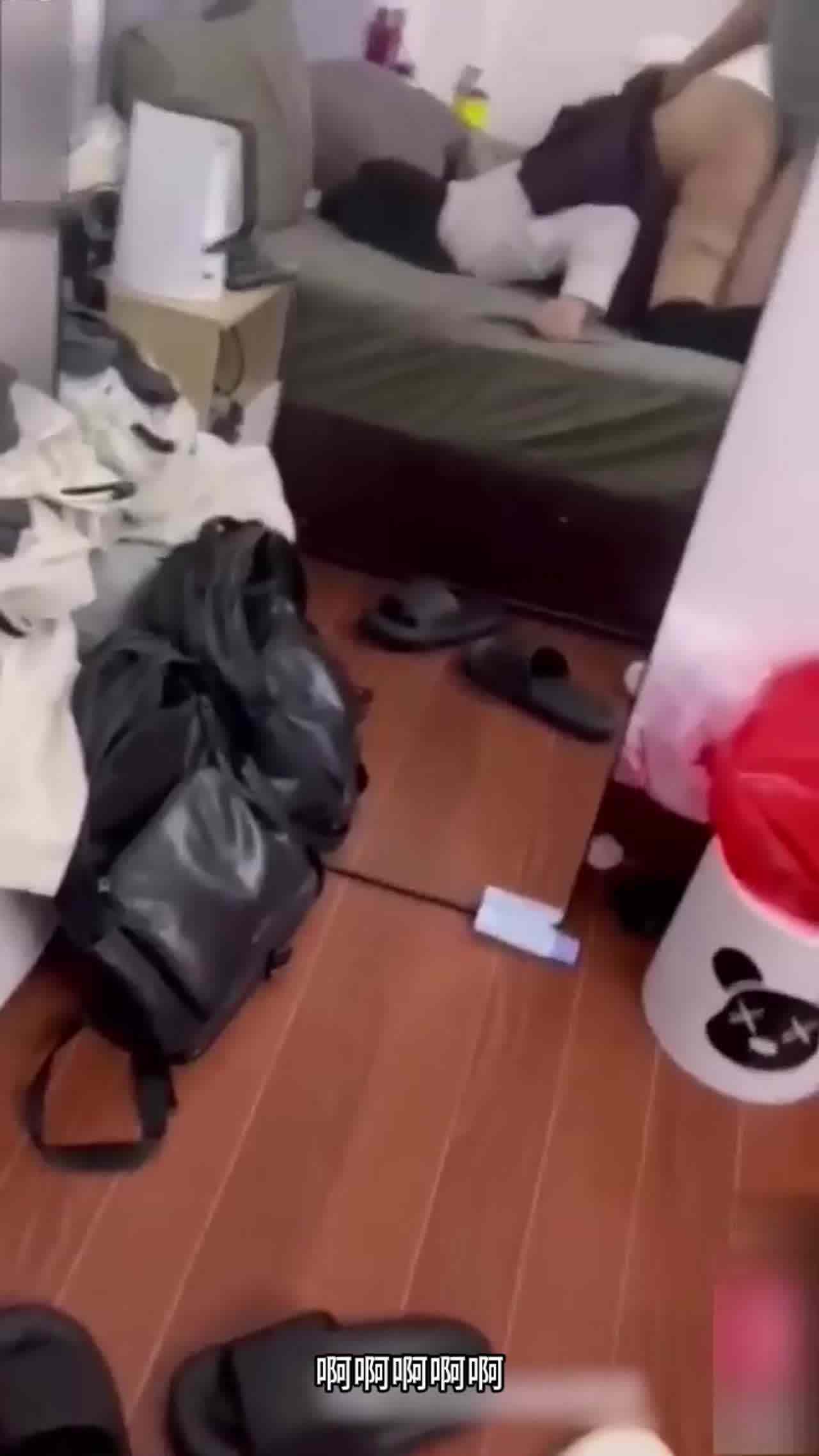  大神调教05年清纯ik学妹，深喉口爆，大屌无情输出淫穴，小脸都被爸爸打肿了，后入内射！ 的剧照2