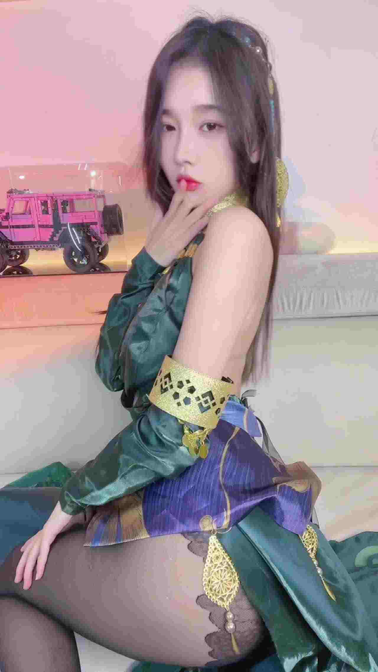  漂酿清纯正妹穿了好几套情趣套装私拍 超级反差骚 的剧照10