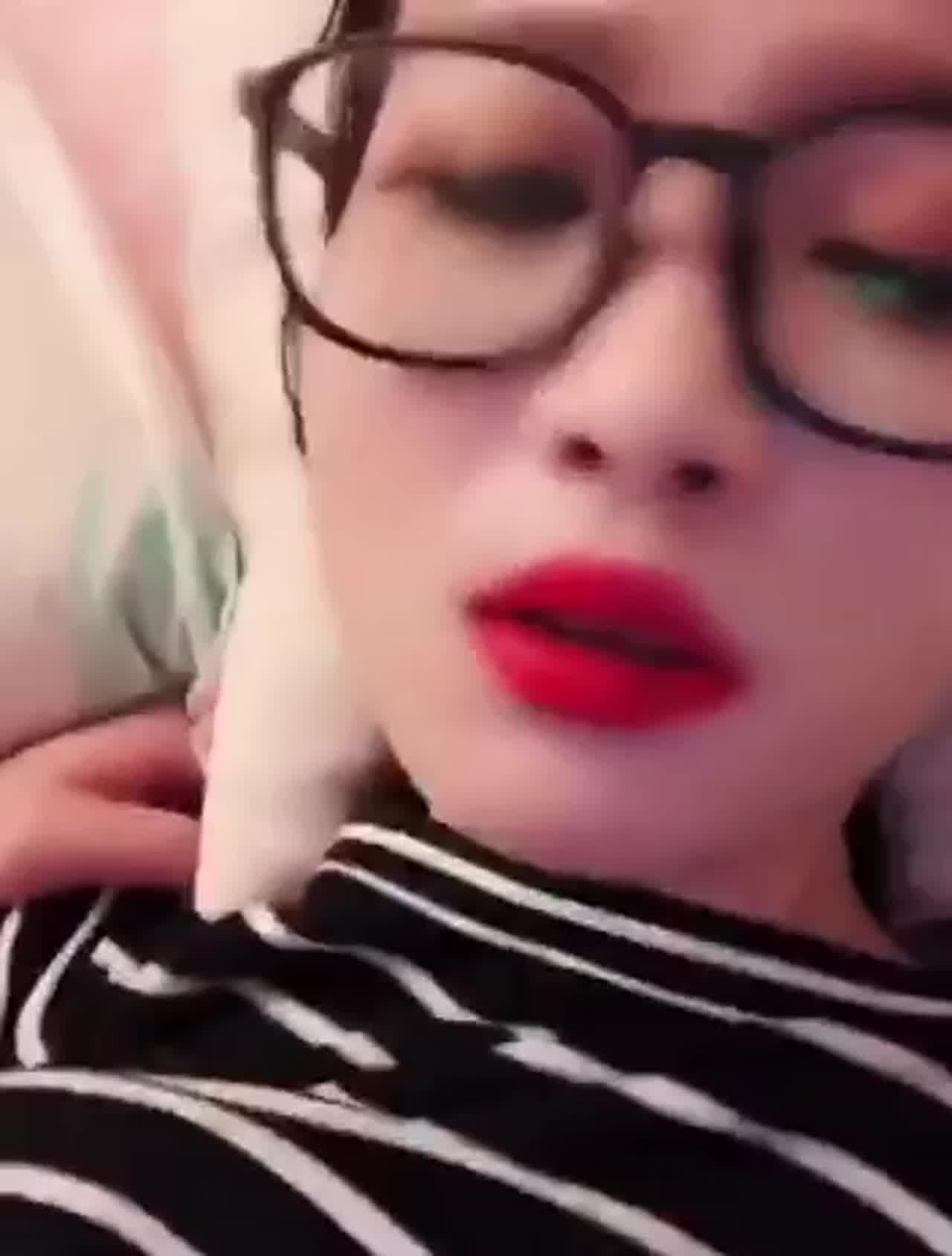  骚逼女老师色诱学生到家啪啪啪，淫语不断 的剧照2