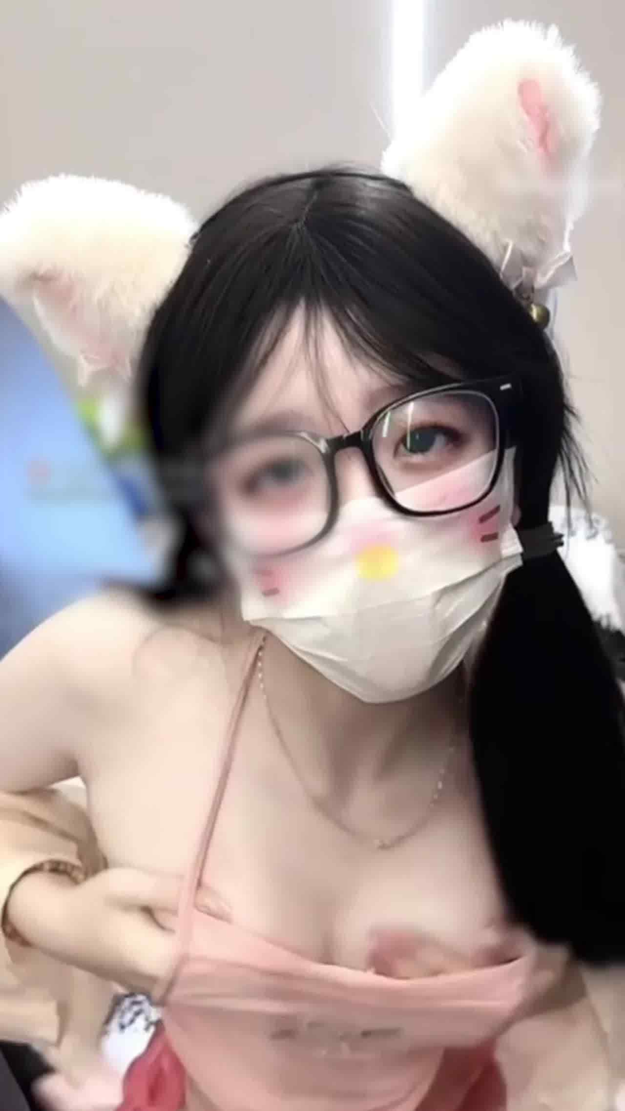  爽了老铁猫耳粉舌少女卖弄骚姿 的剧照8