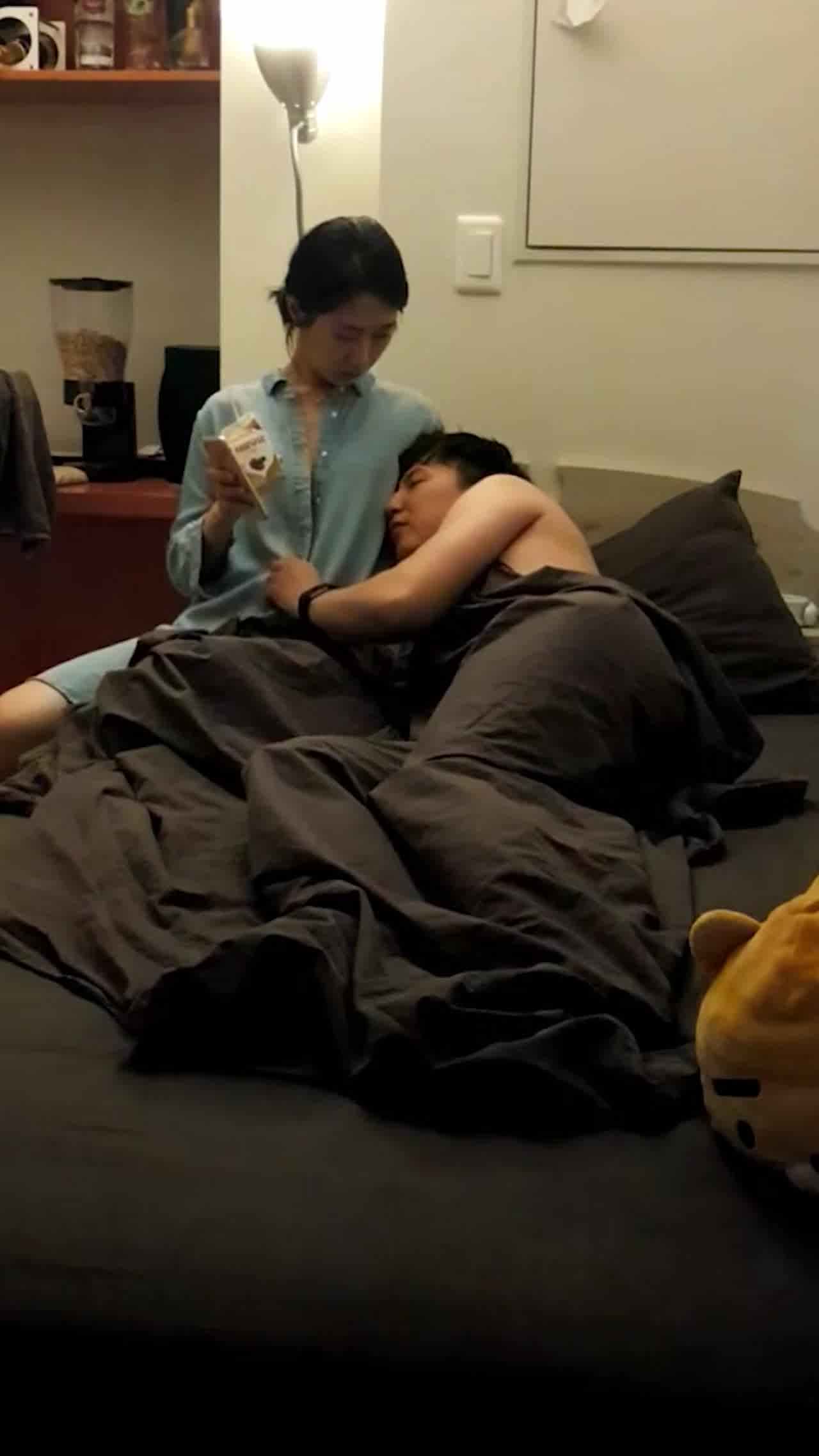  韩国金先生约啪87年女神「柳智慧」，无时不刻享受身体，刷牙洗澡也要操 的剧照1