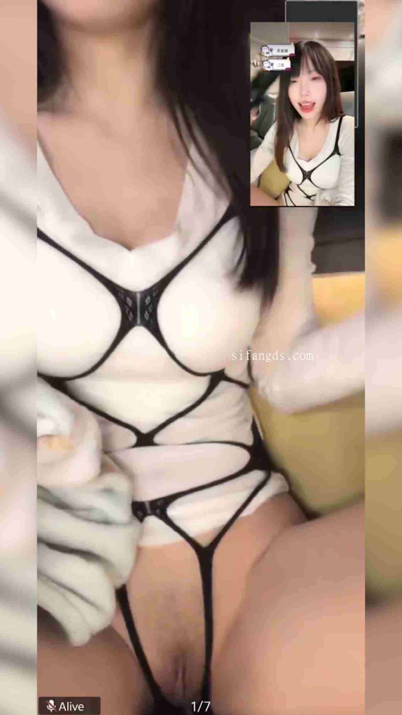  网友跪求大老分享 正常直播底下却是真空 的剧照9