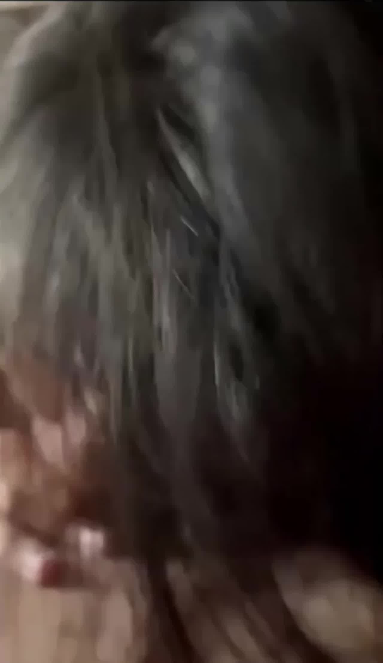  00后女友骚闺蜜性欲旺狂骑吸肉棒 的剧照1