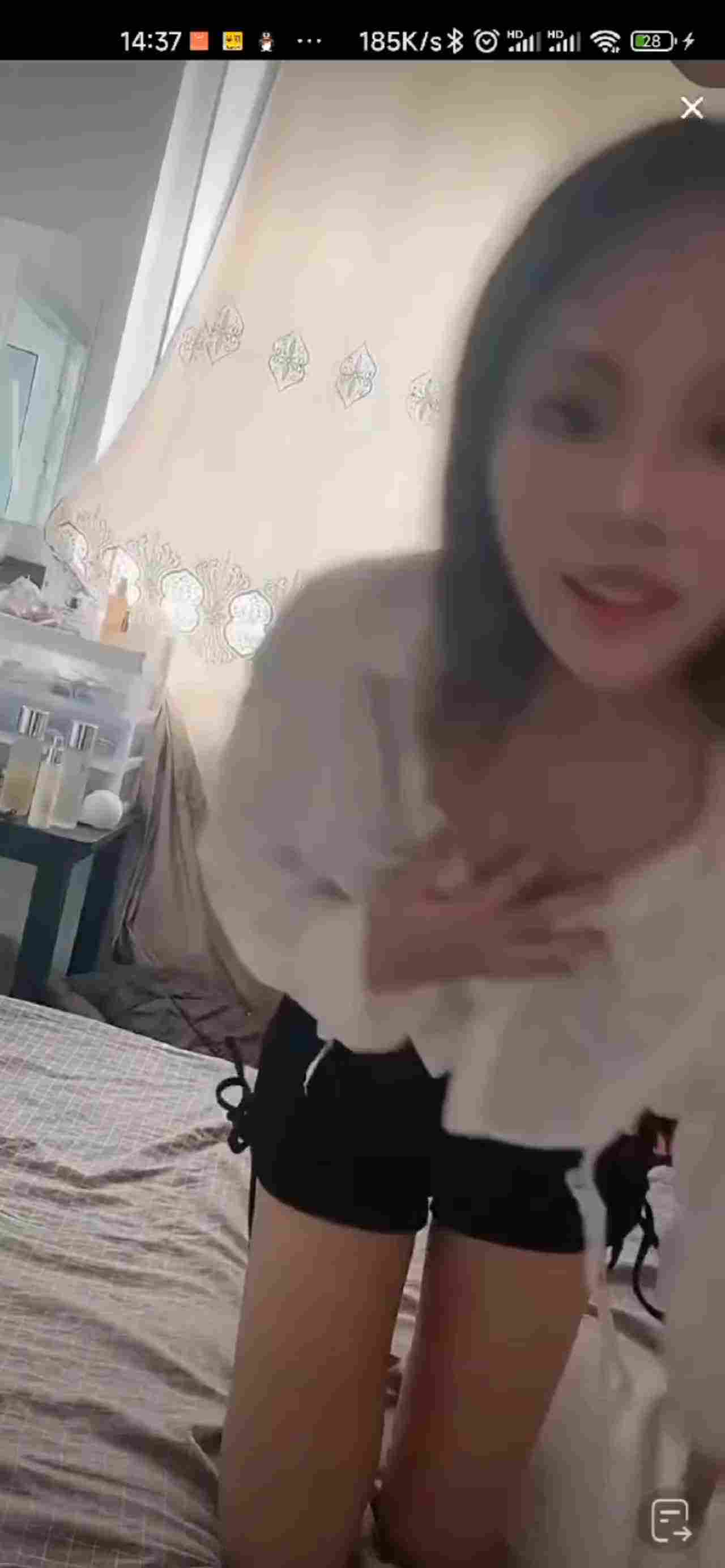  抖音快手走光系列-小姐姐真大胆两个奶子一起露 的剧照8