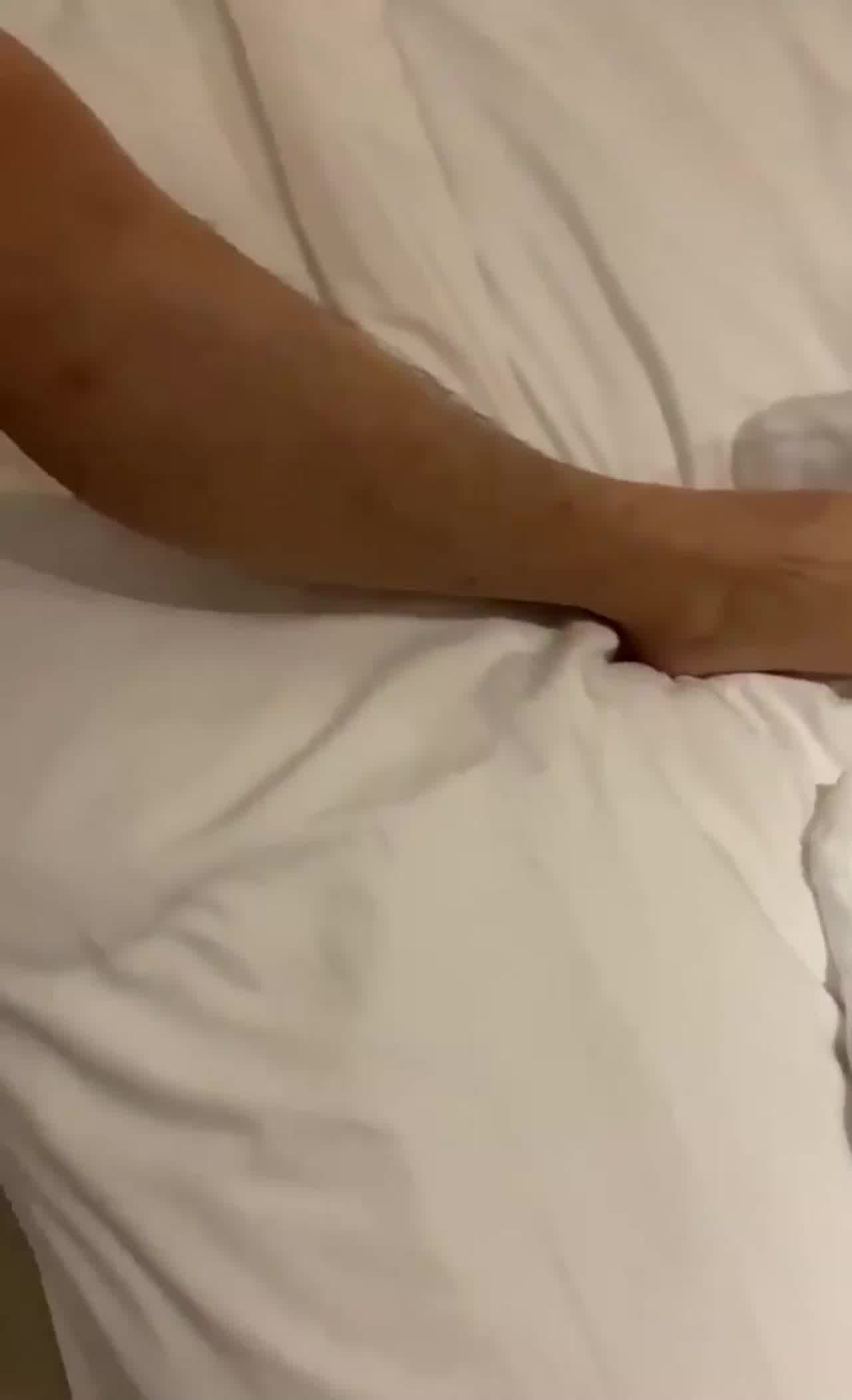  你的贱货未婚妻_穿着我给她买的婚纱被屌丝各种操 的剧照8