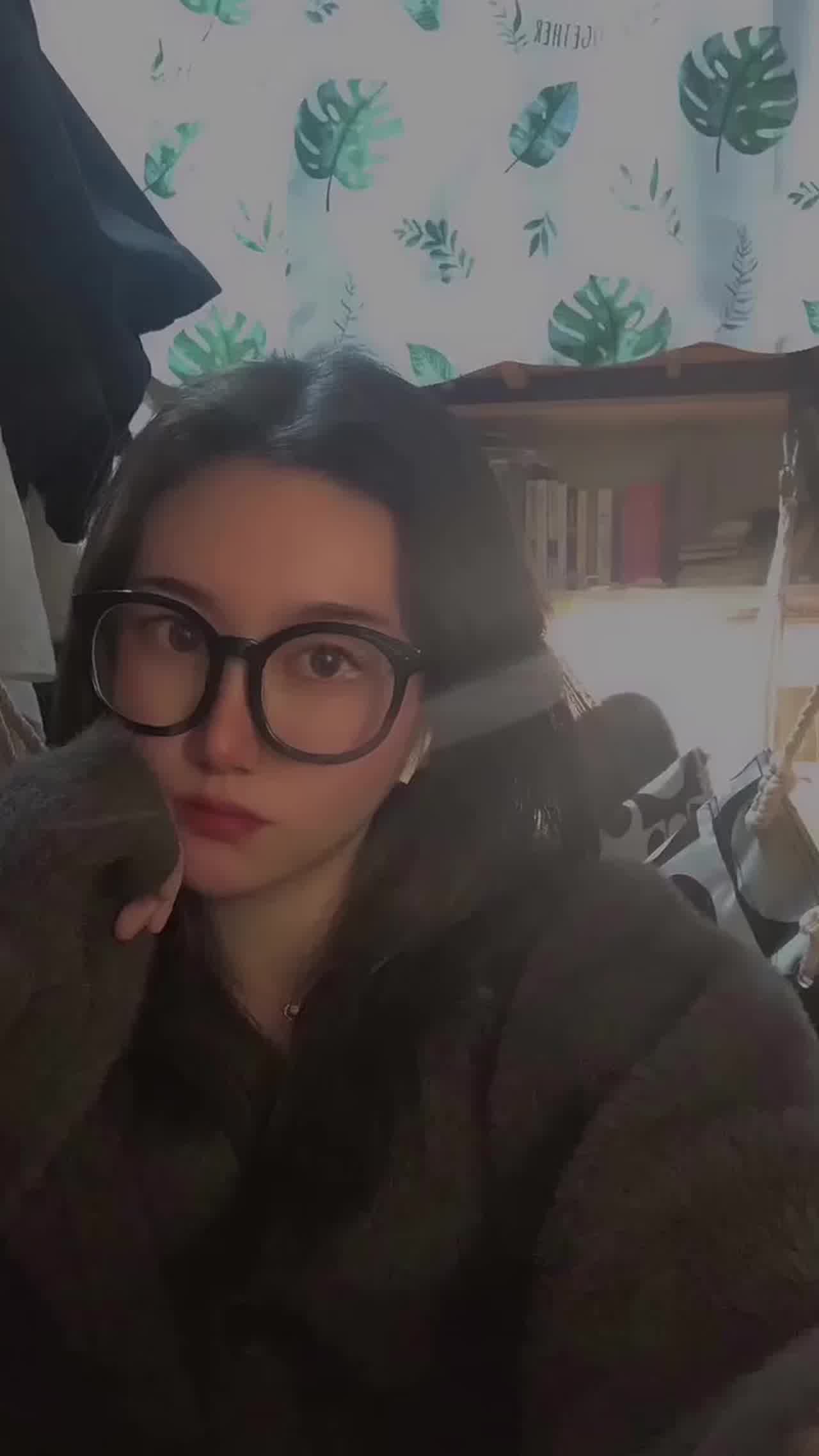  电眼校花口活私拍啪啪 的剧照8