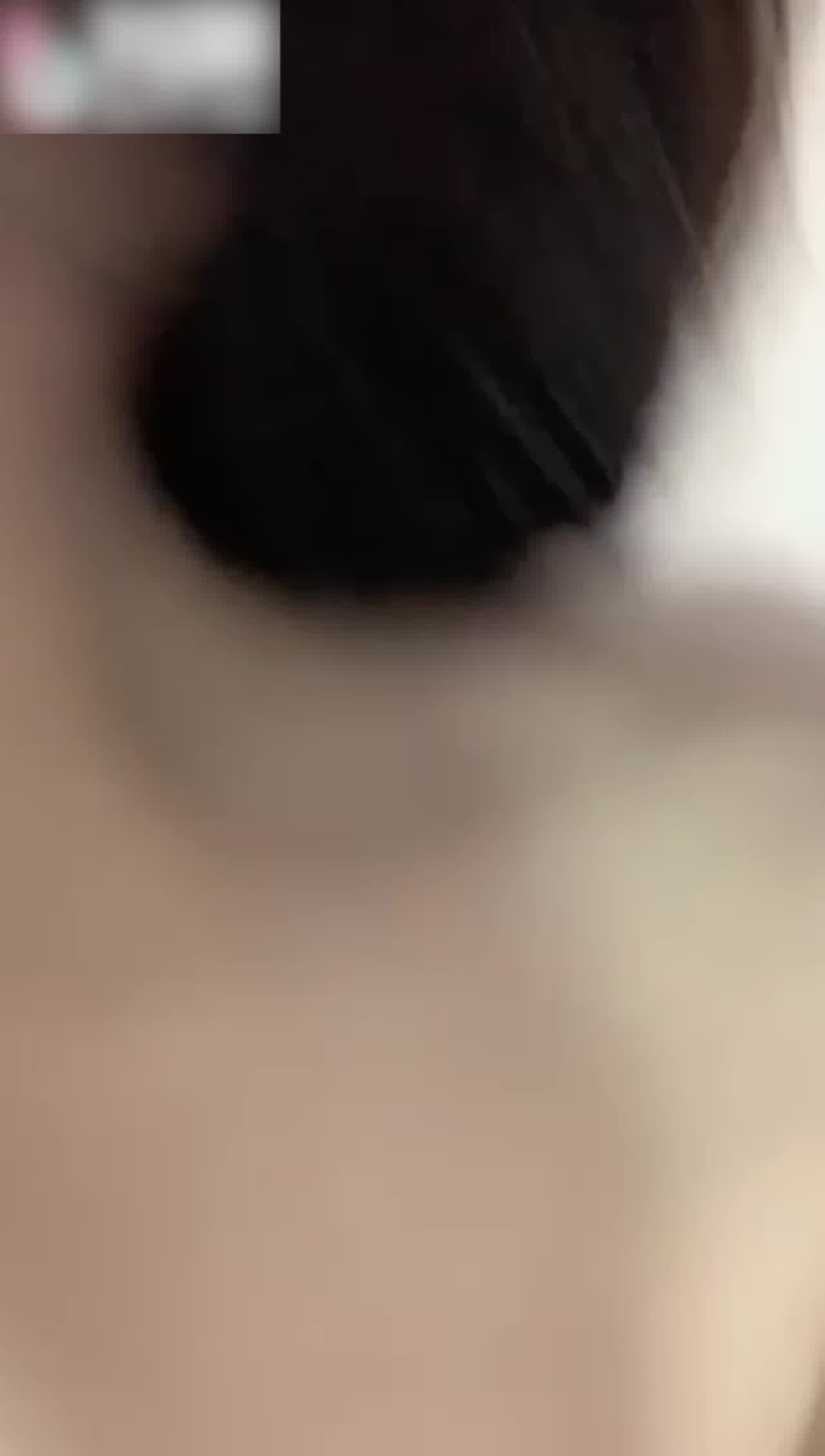  【小马拉大车乱伦小姨】让侄儿插进来别告诉他妈，小鸡巴玩两下就勃起了，还挺硬的，这么小就有生理反应？ 的剧照1