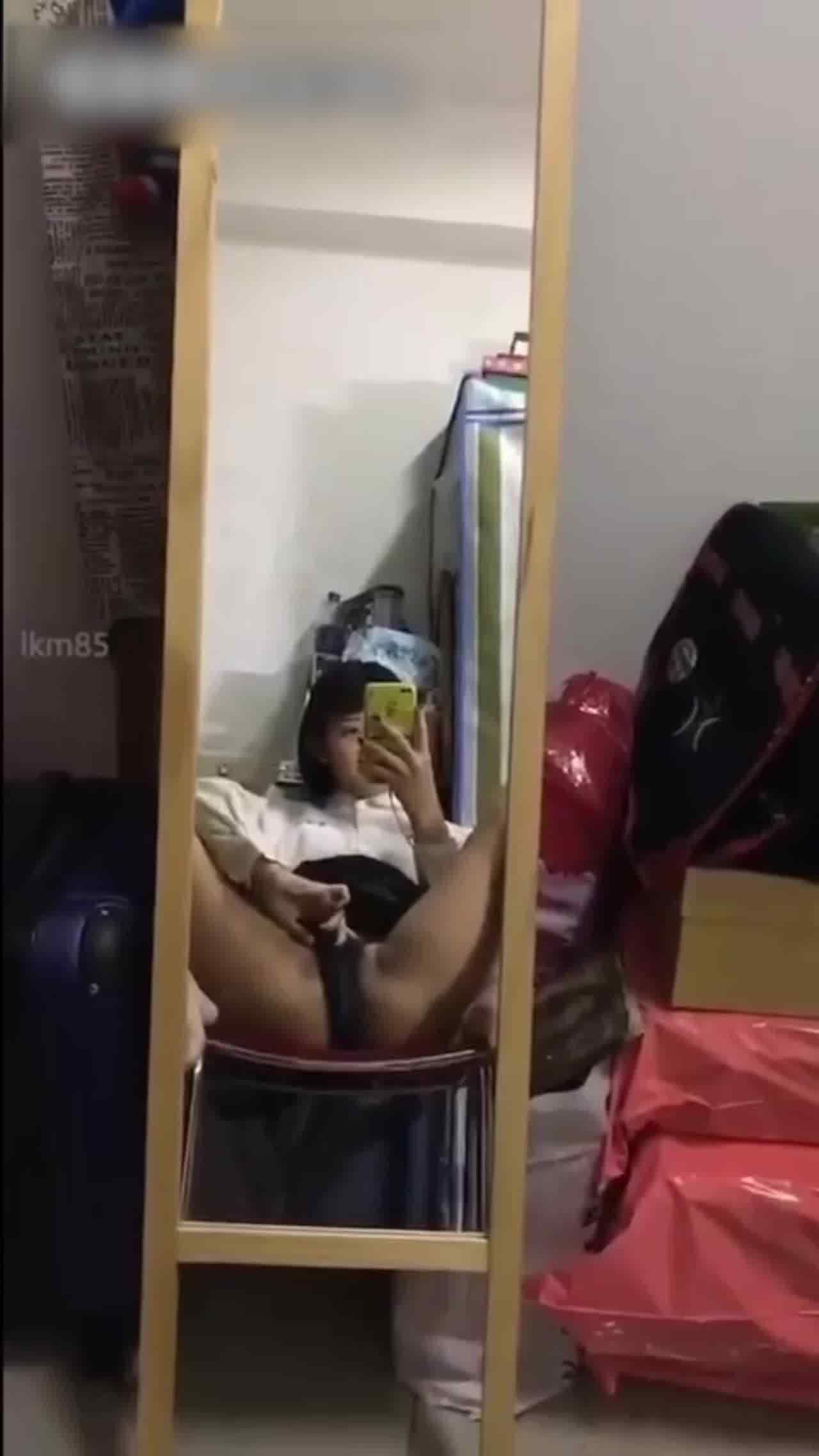  【学生妹合集】在教室漏奶给男同学看，太骚了 的剧照1