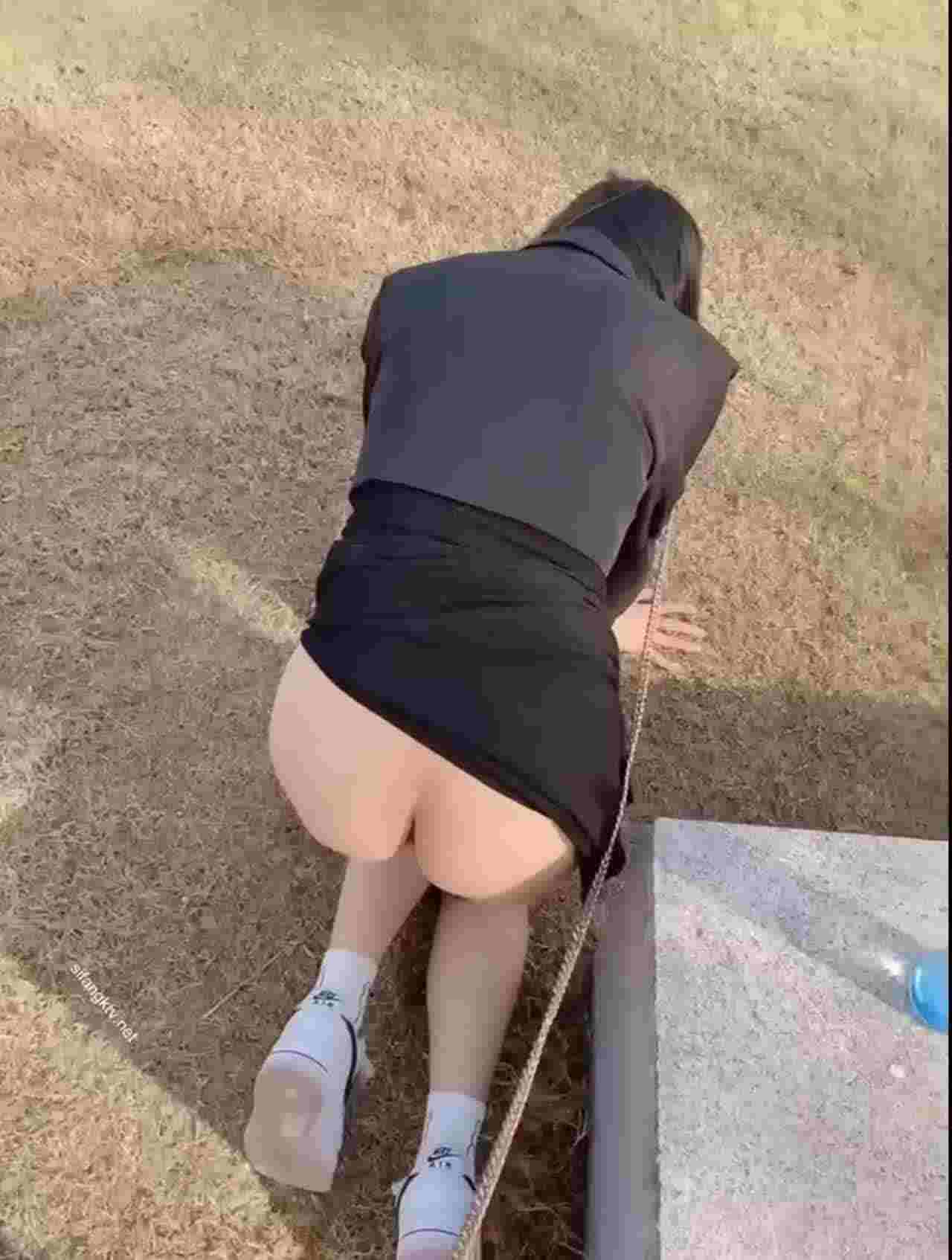  天气不错，牵着母狗公园溜溜！虽然不断有人经过。之后带到酒店炮机虐阴半小时，连续喷潮半分钟 的剧照10