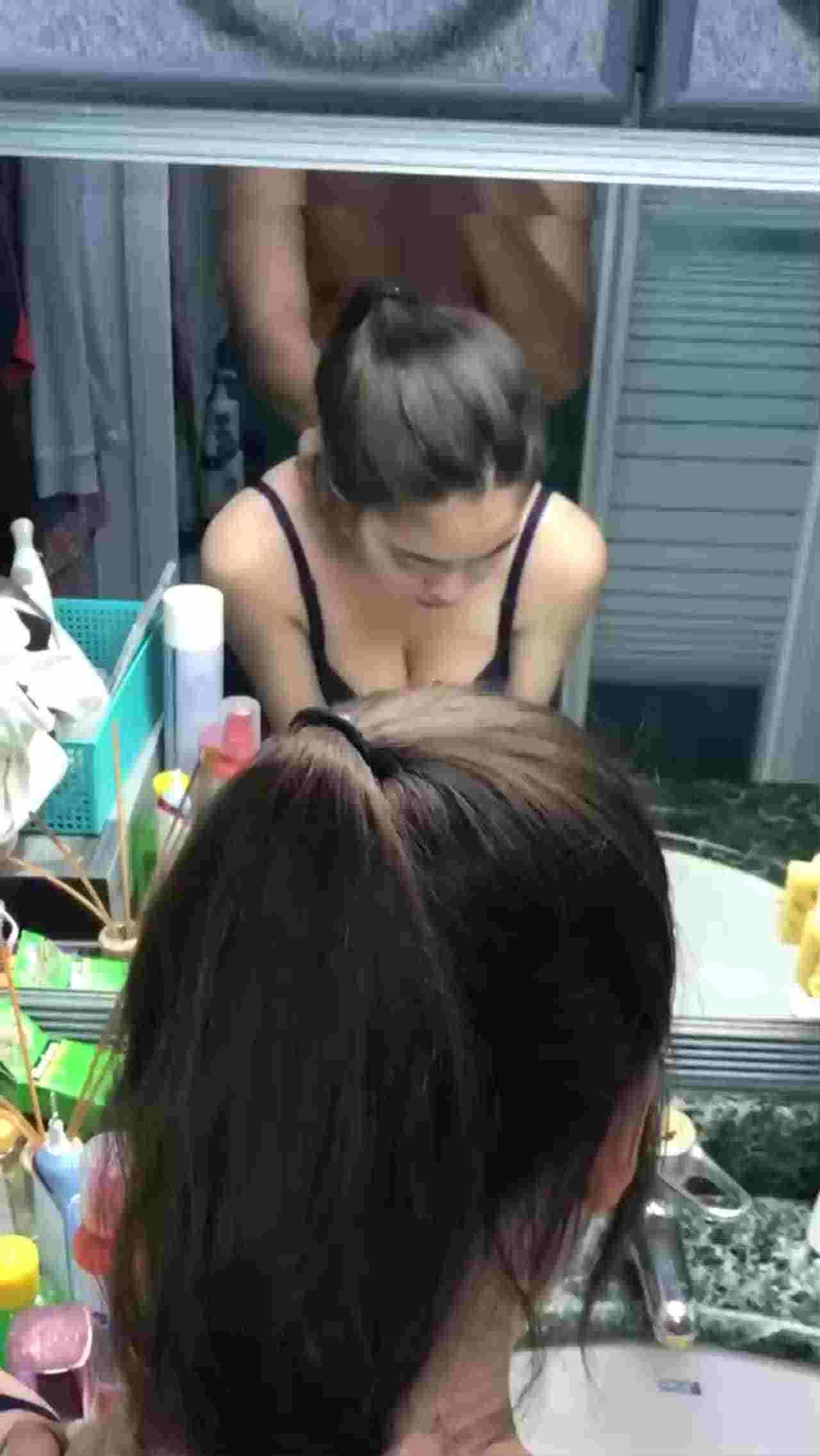  淫荡情侣厕所浴台站立后入抽插 气氛很不错 的剧照6