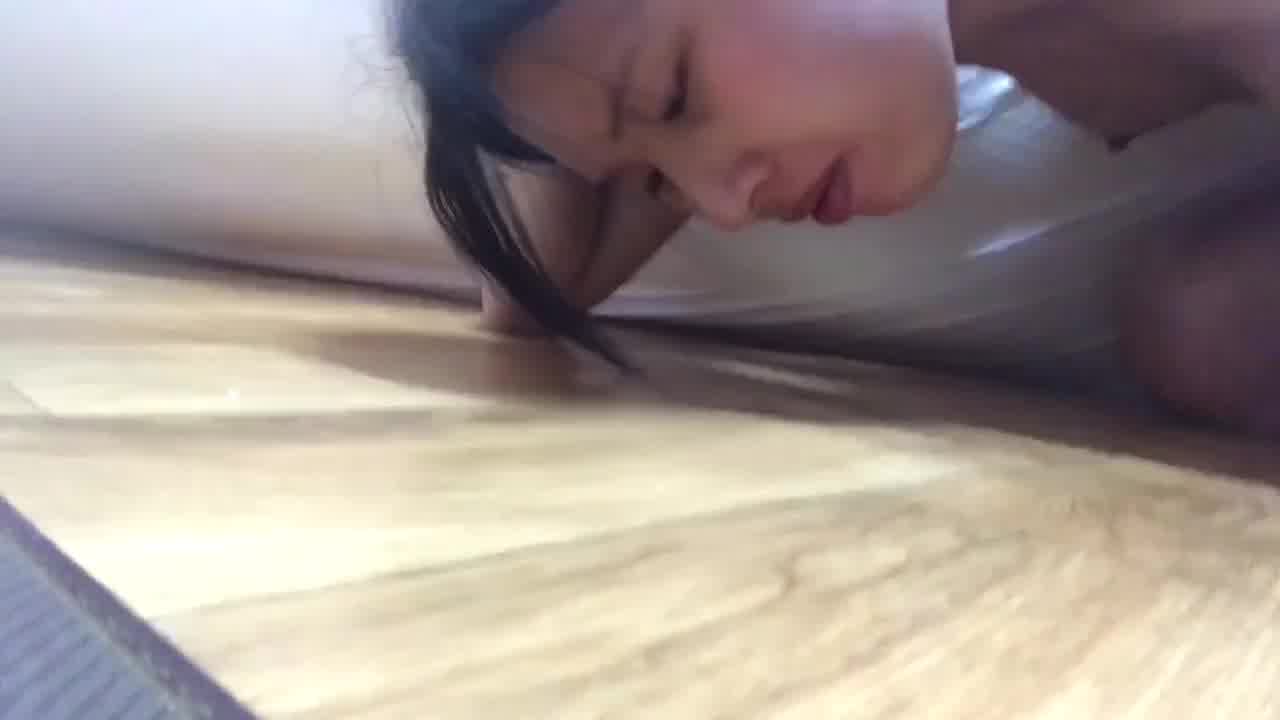  反差学生妹被金主拿捏，吸食地上的精液 的剧照2