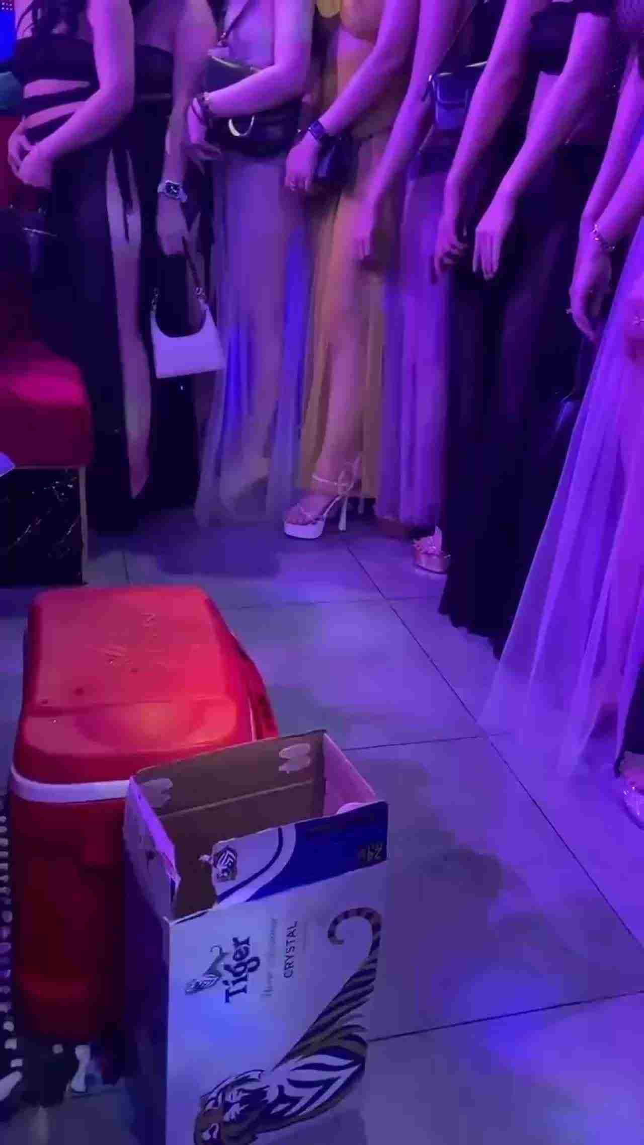  上海顶级按摩女选妃，肤白貌美大长腿 的剧照8