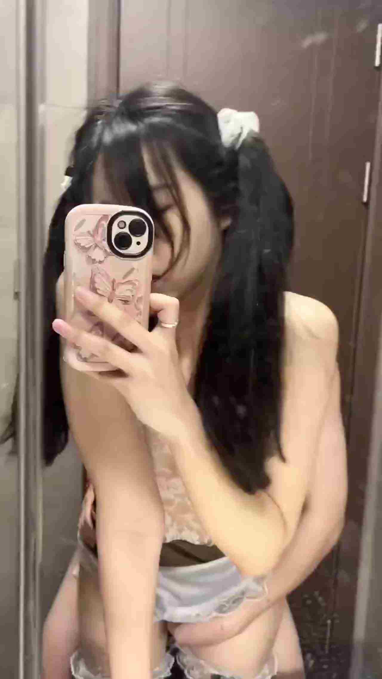  双马尾萝莉浴室被男票后入并自拍 的剧照6