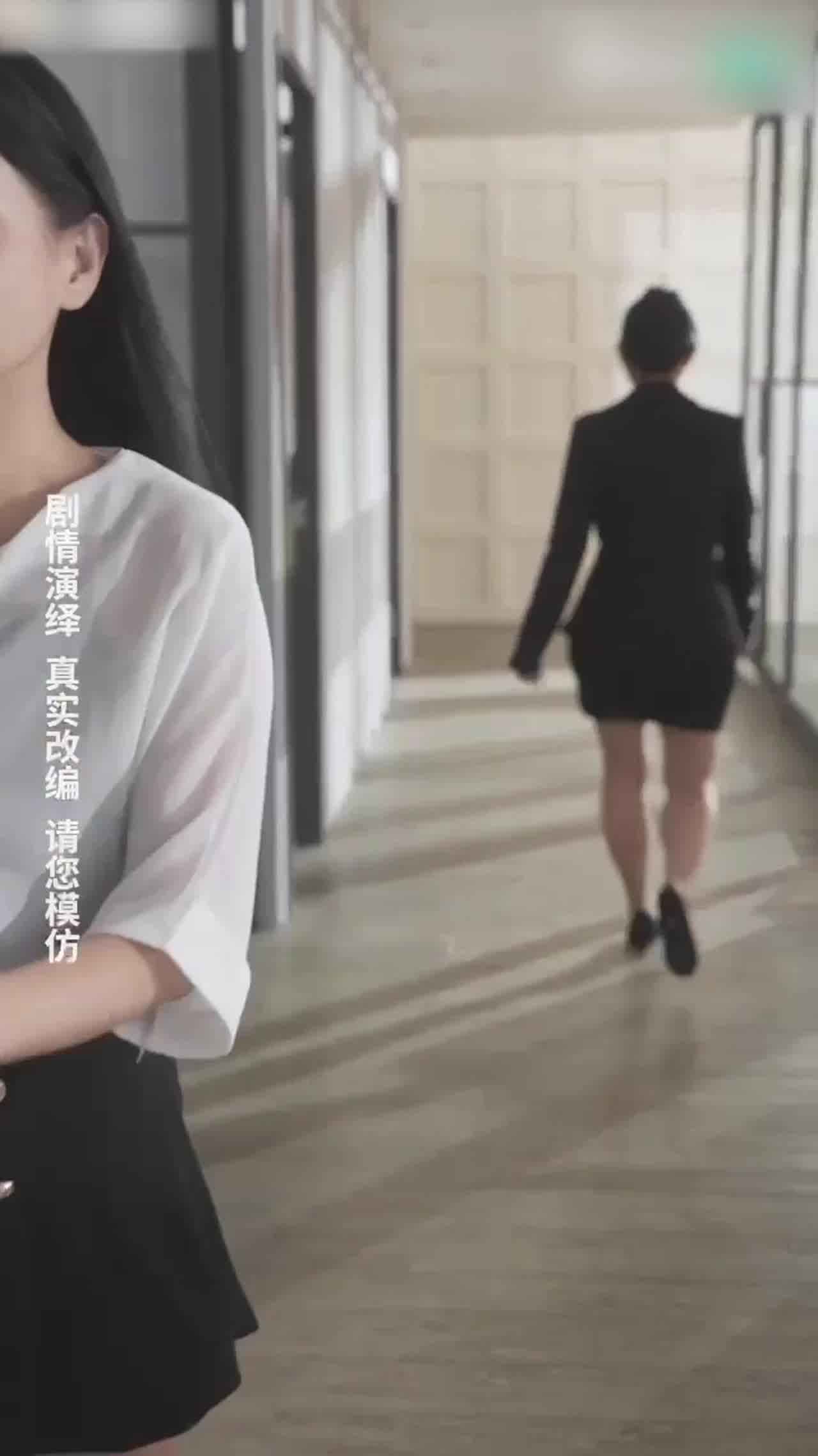  剧情演艺熟女如何不漏又骚 的剧照8