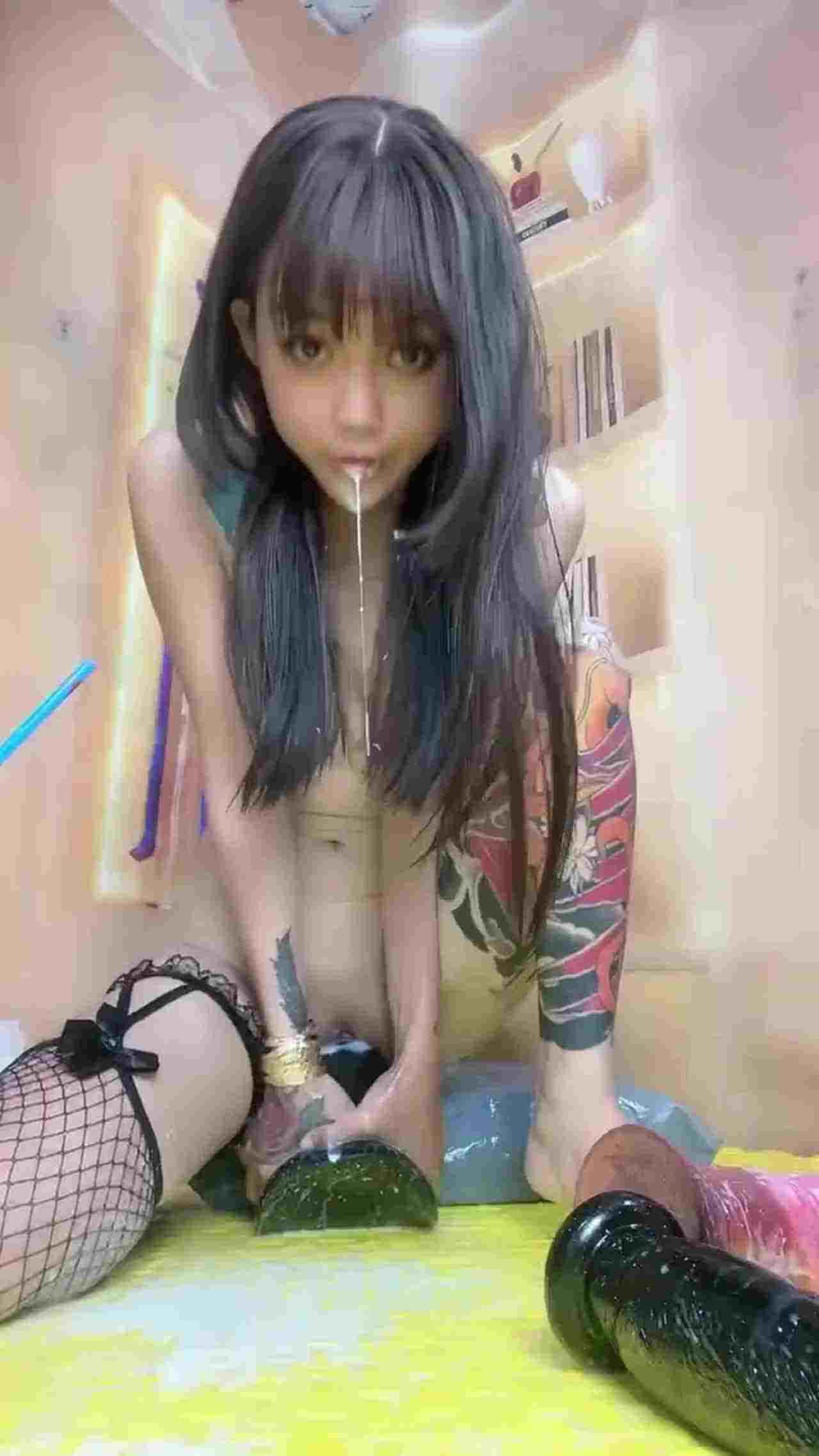  【调教SM】可爱萝莉劲爆重回味挑战超大巨屌插入逼里 的剧照6