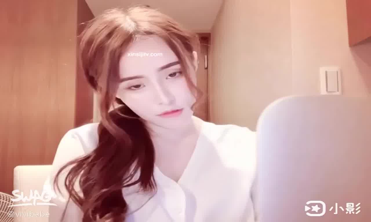  巨乳水蛇腰满足老板一切要求 ！ 的剧照2