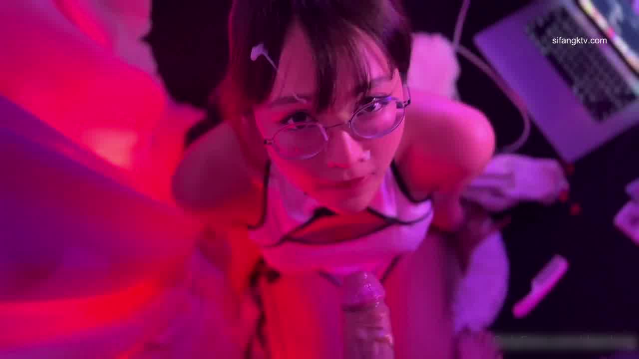  deerlong 眼镜正妹性感旗袍背后式爽翻天 的剧照1