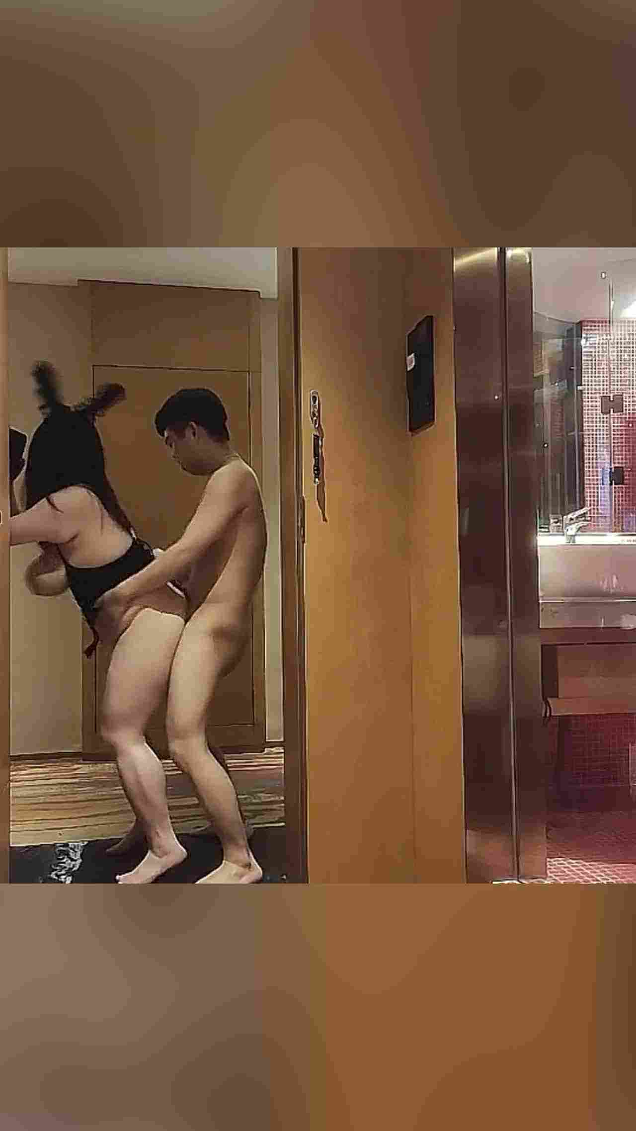  总是要换换口味00后良家小妹淫贱一整夜情趣酒店调教 的剧照5