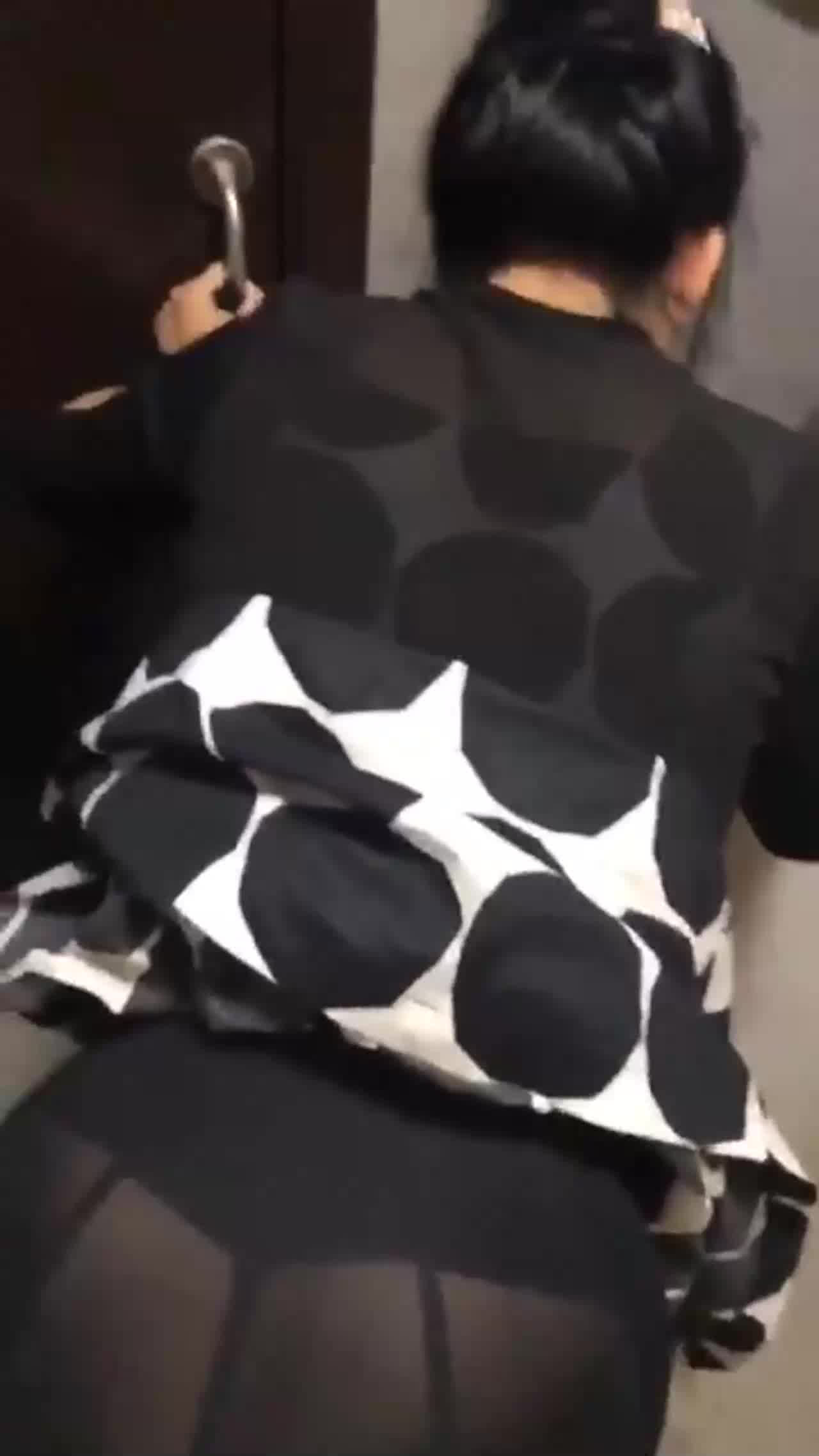  厕所后入，好喜欢 的剧照6