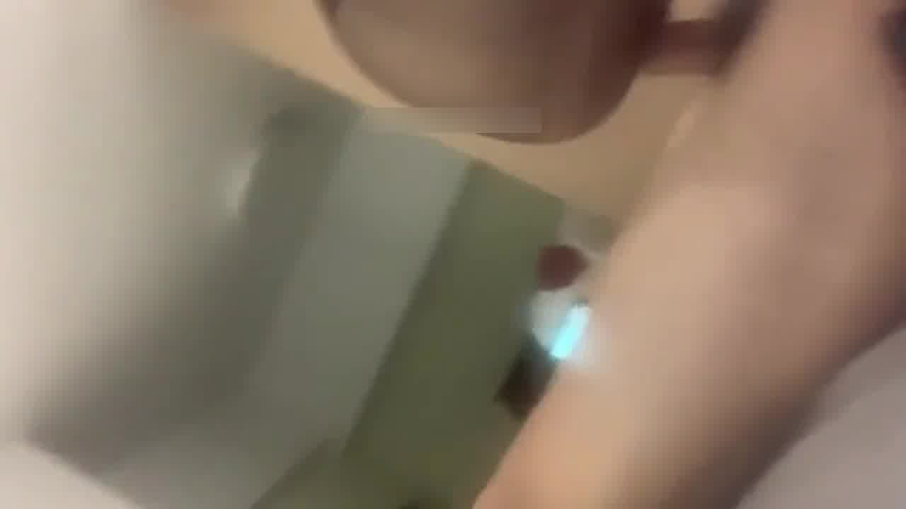  精彩淫语对白，在家音乐助兴骑乘位抽插，并且说明晚还让我操！ 的剧照9