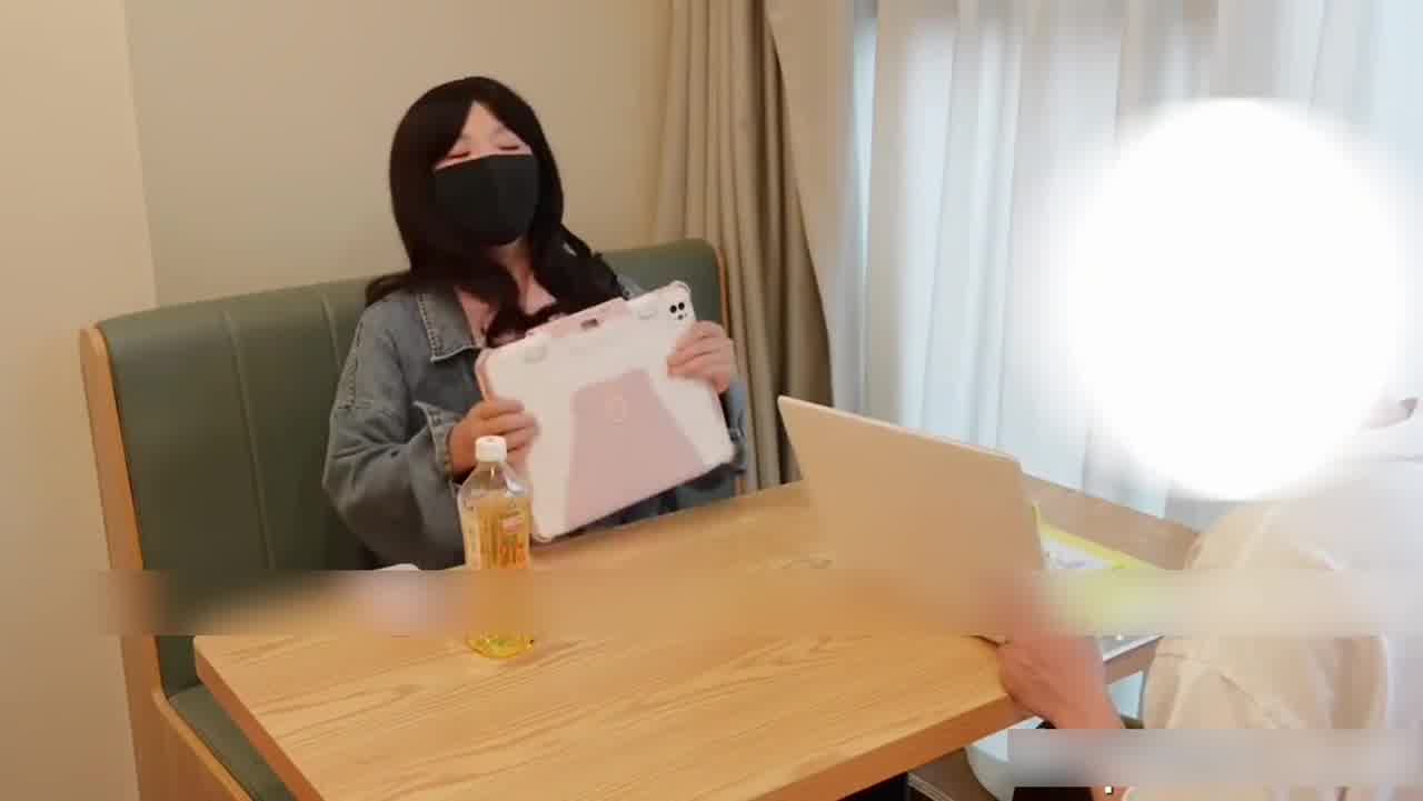  骚逼去公共自习室发骚，和老公打电话的同时还勾引男大学生 的剧照8