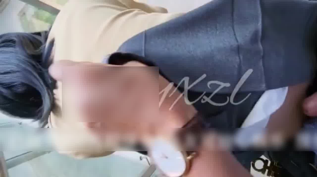  午休时间把公司前台叫到露天走廊口爆后入 的剧照1