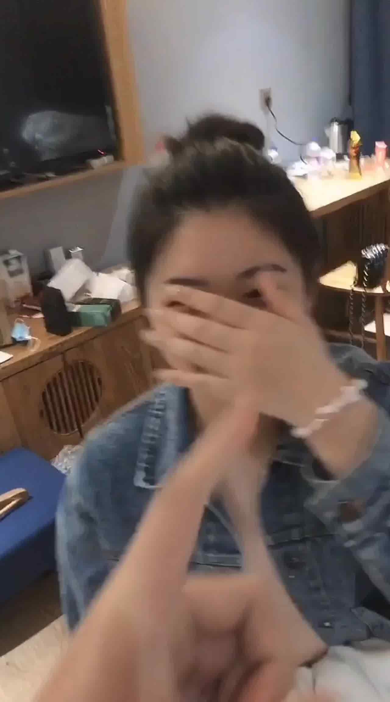  长得像景甜的美女被内入流出 的剧照3