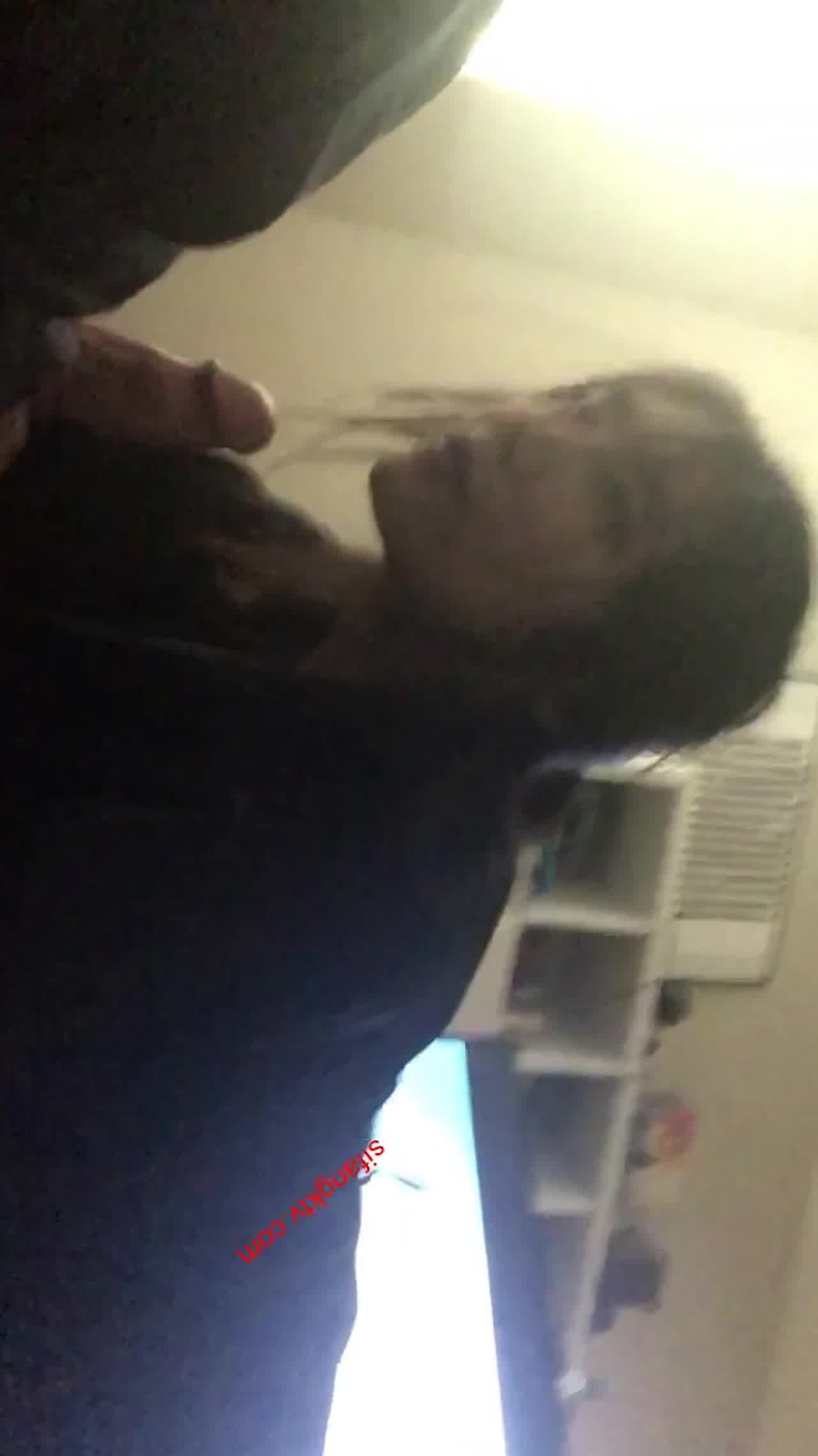  留学正妹在网路约炮招标最高金主爸爸过一夜 的剧照4