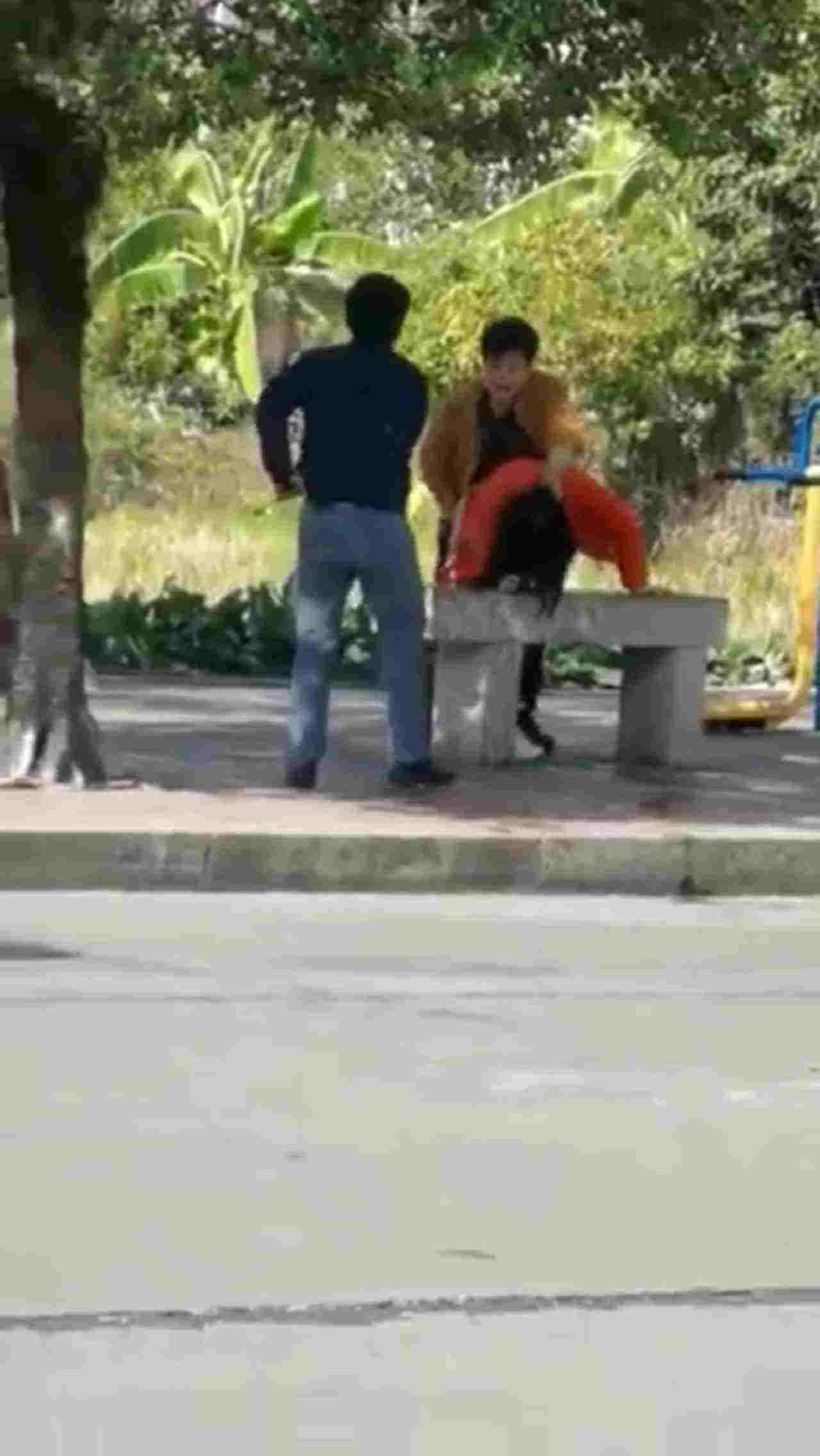  太扯！光天化日无情进洞！ 的剧照7