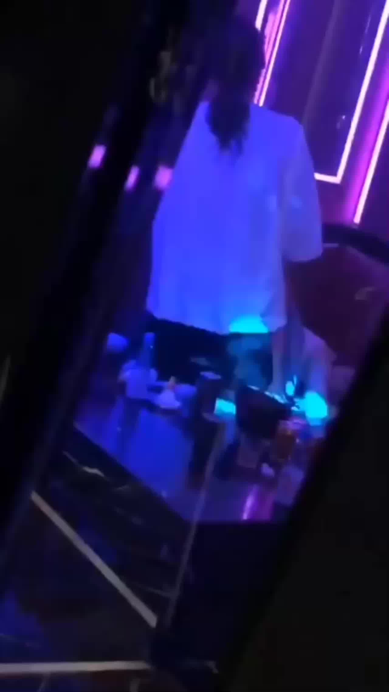  KTV包间偷拍大学情侣激情做爱 的剧照3