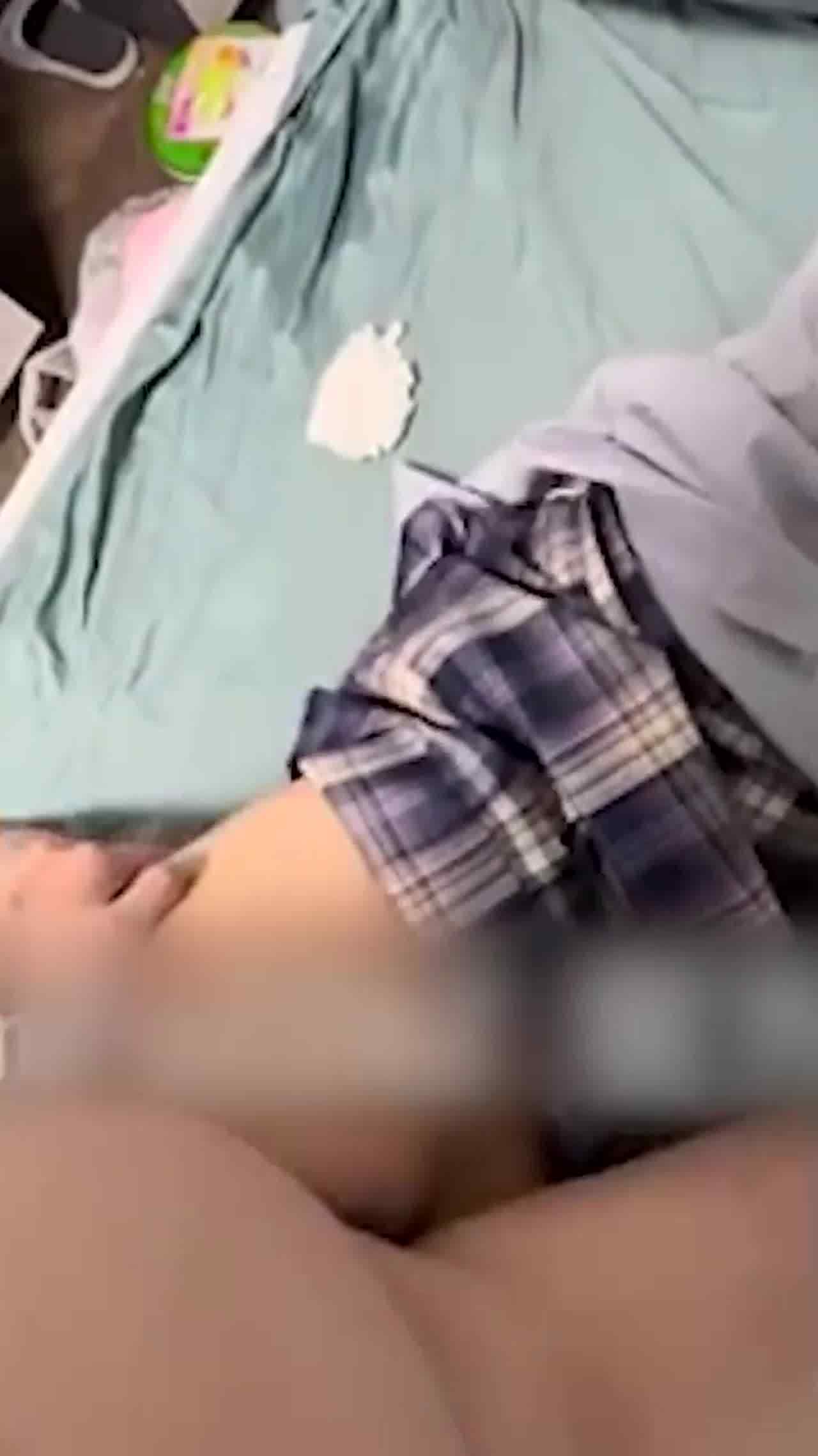  【捡尸女学生】JK女学生醉倒在楼道给她通通小骚逼 然后用尿给她清理干净 的剧照7