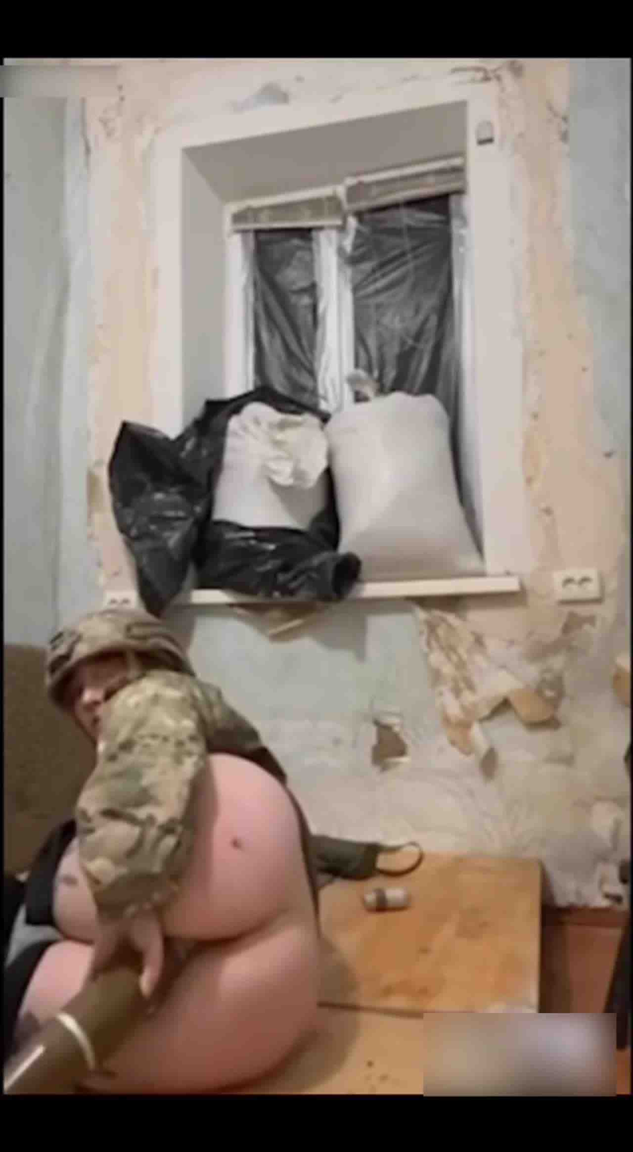  【乌克兰女兵自慰】真炮弹自慰，战场的女慰问兵，这么大的炮弹居然能塞进小穴大半位置！太震撼了 的剧照7