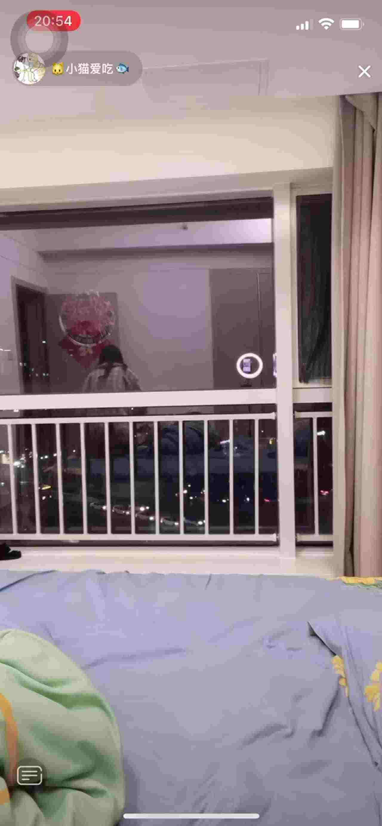  抖音走光-居家直播 的剧照1